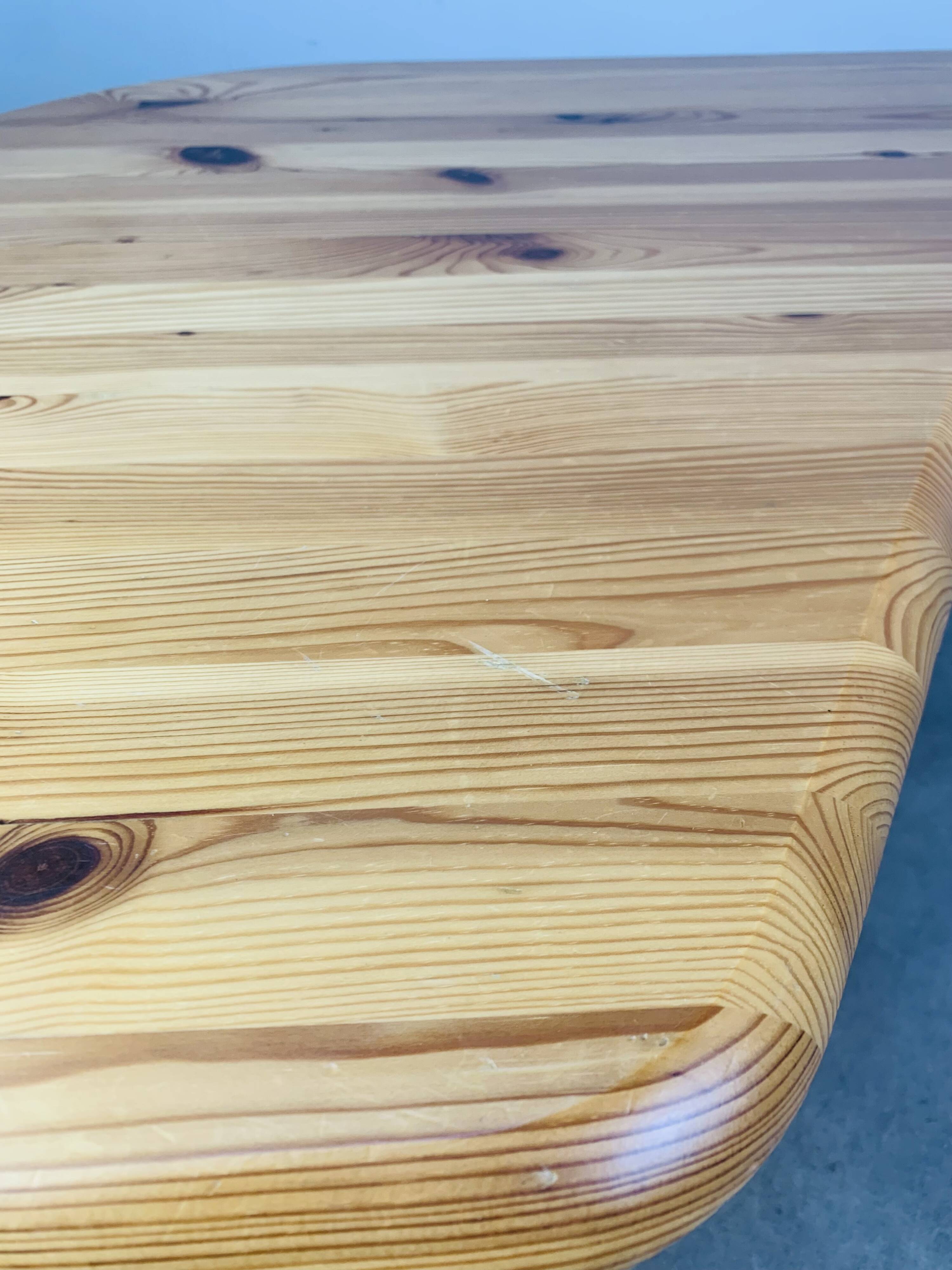 Table basse en pin massif forme organique, années 80