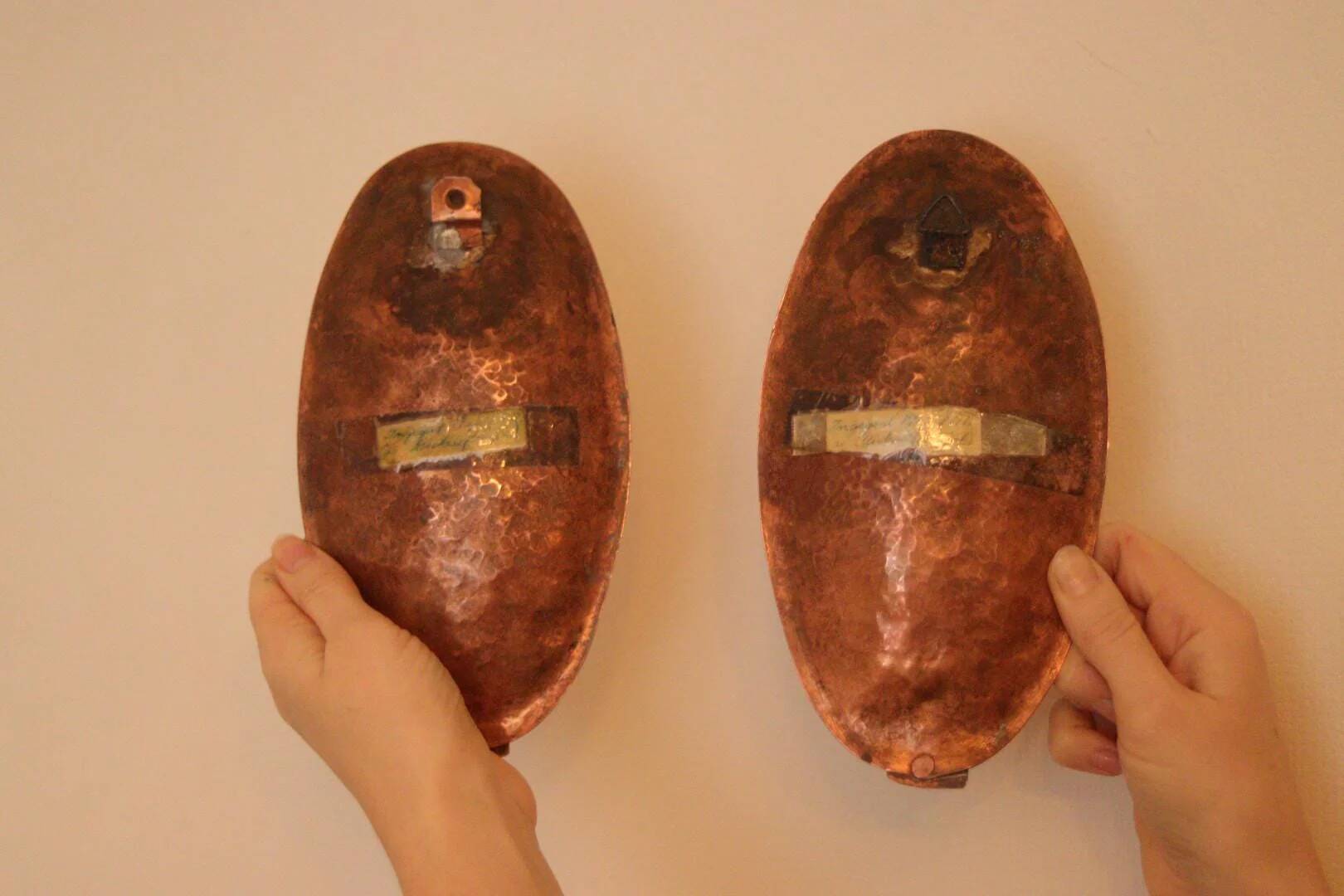 Paire d'appliques murales suédoises en cuivre du milieu du siècle