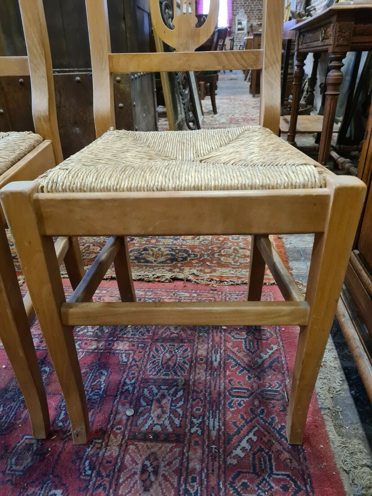 Lyre-shaped mulched chairs