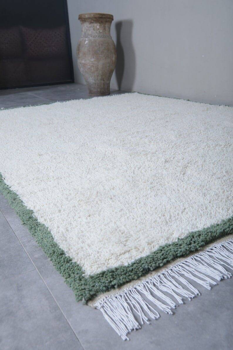 Handmade natural wool rug in green and white, 150x250 cm.
