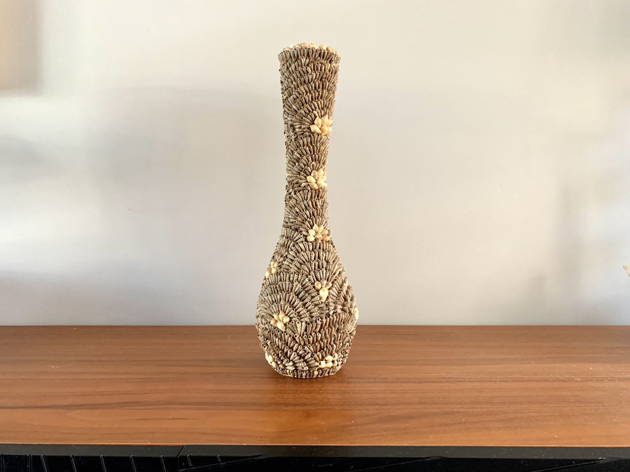 Vase années 60 coquillages collés