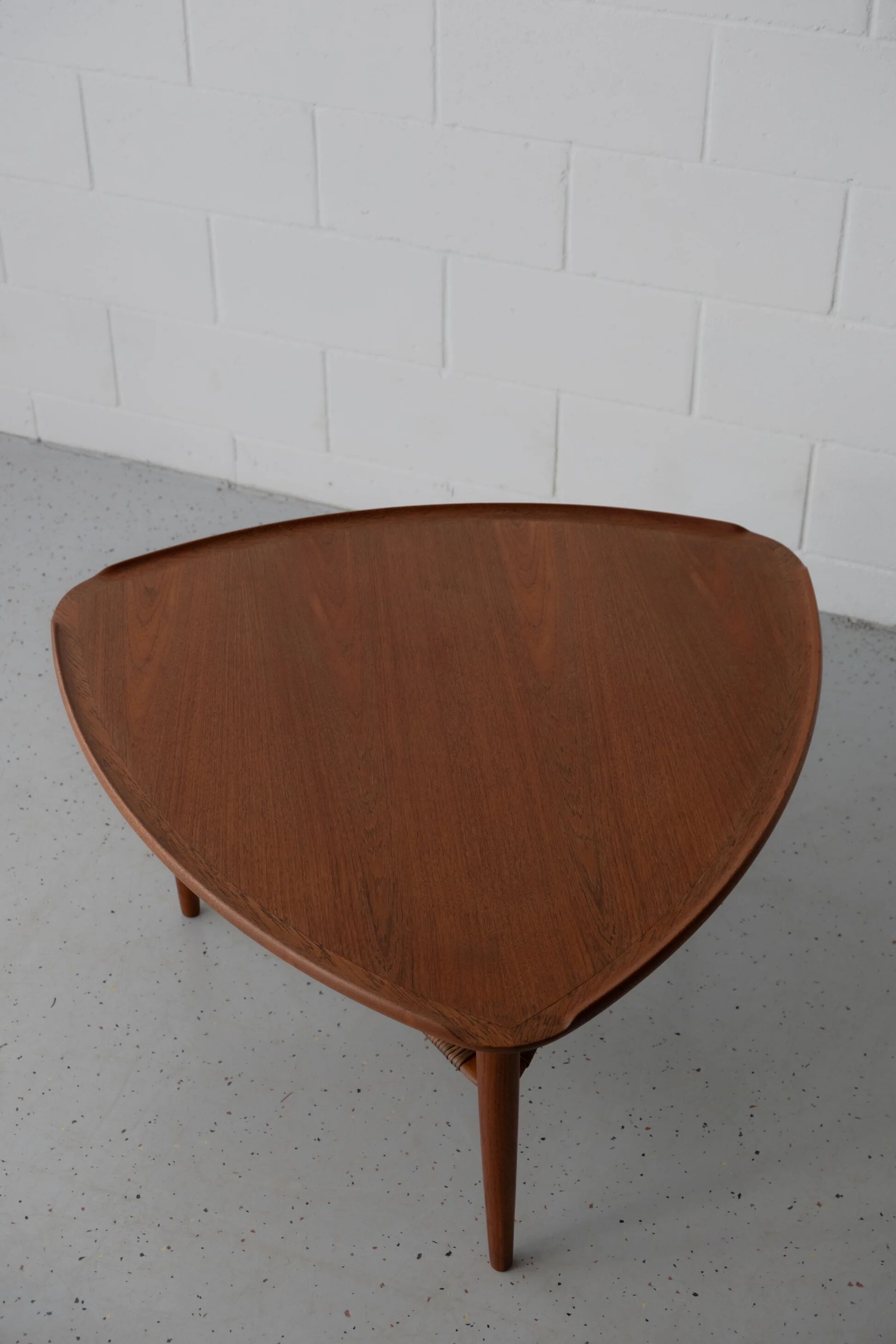 Table basse en teck Poul Jensen en forme de triangle