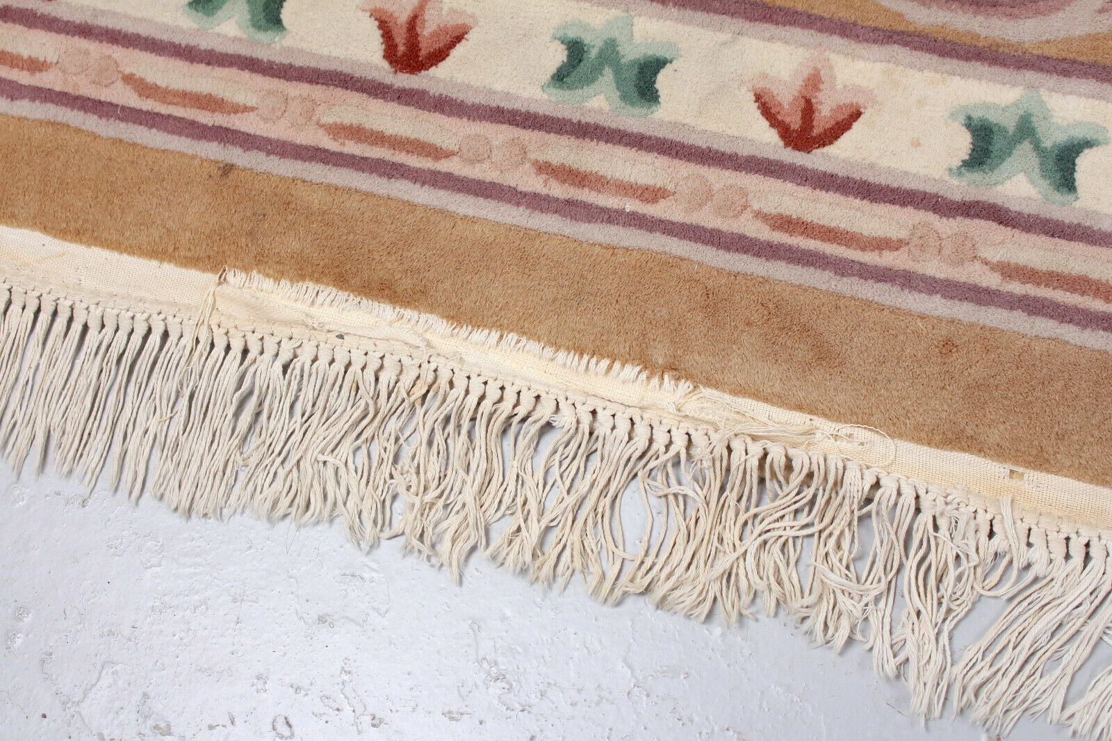 Tapis de laine chinoise à franges avec motif floral sur fond beige 396x274cm