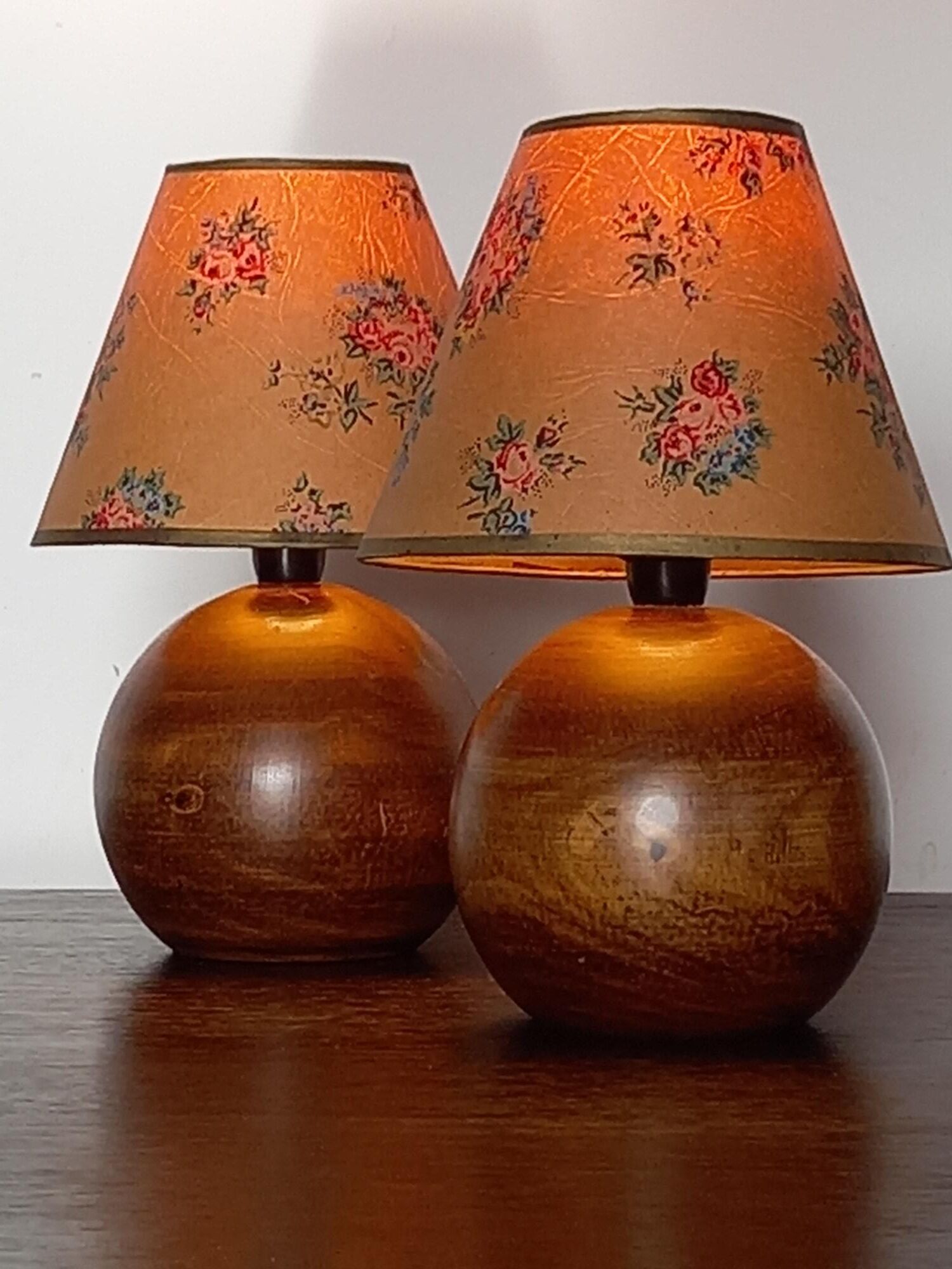Paire de lampes boules en bois vintage