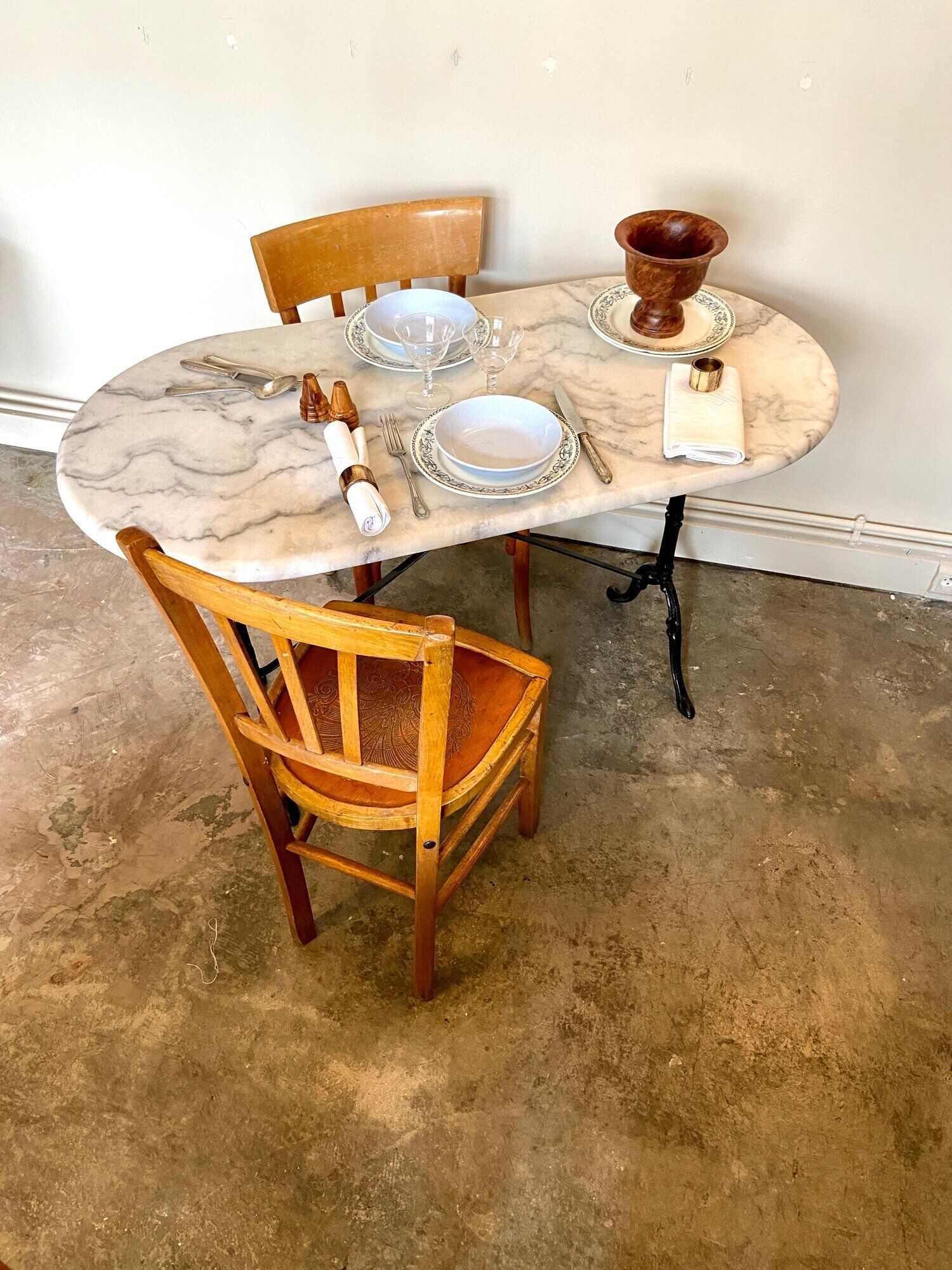 Bistro table in gray marble and cast iron
