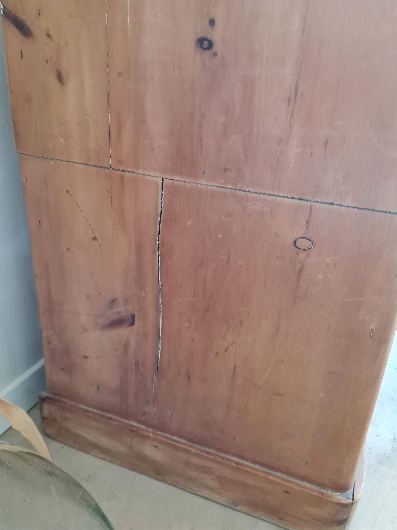 Antique English-style chest of drawers