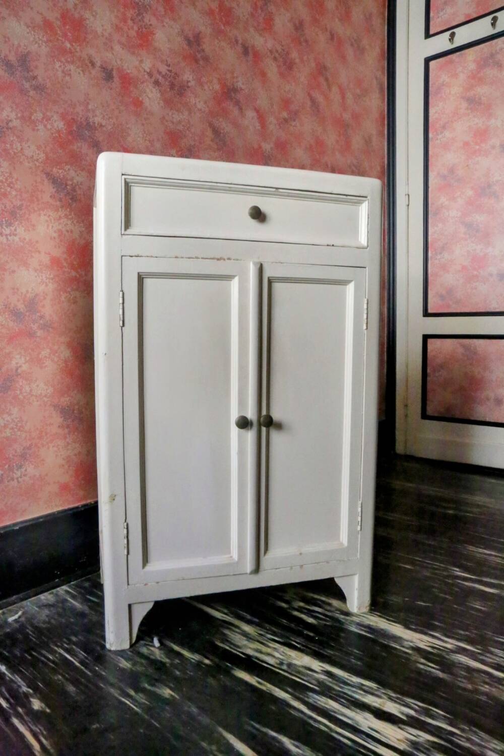 Pretty little white wooden piece of furniture