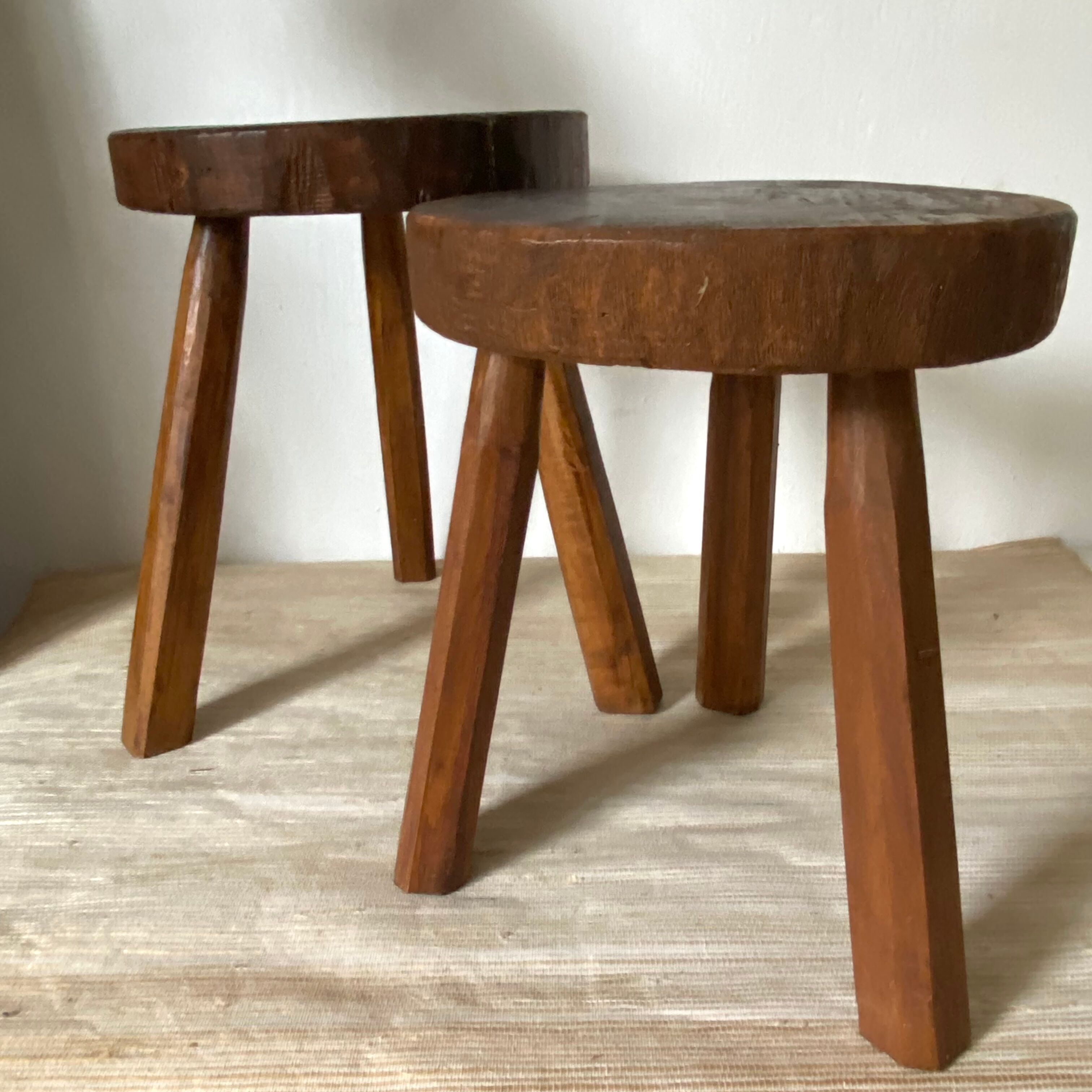 Tabouret en bois tripode ferme vintage