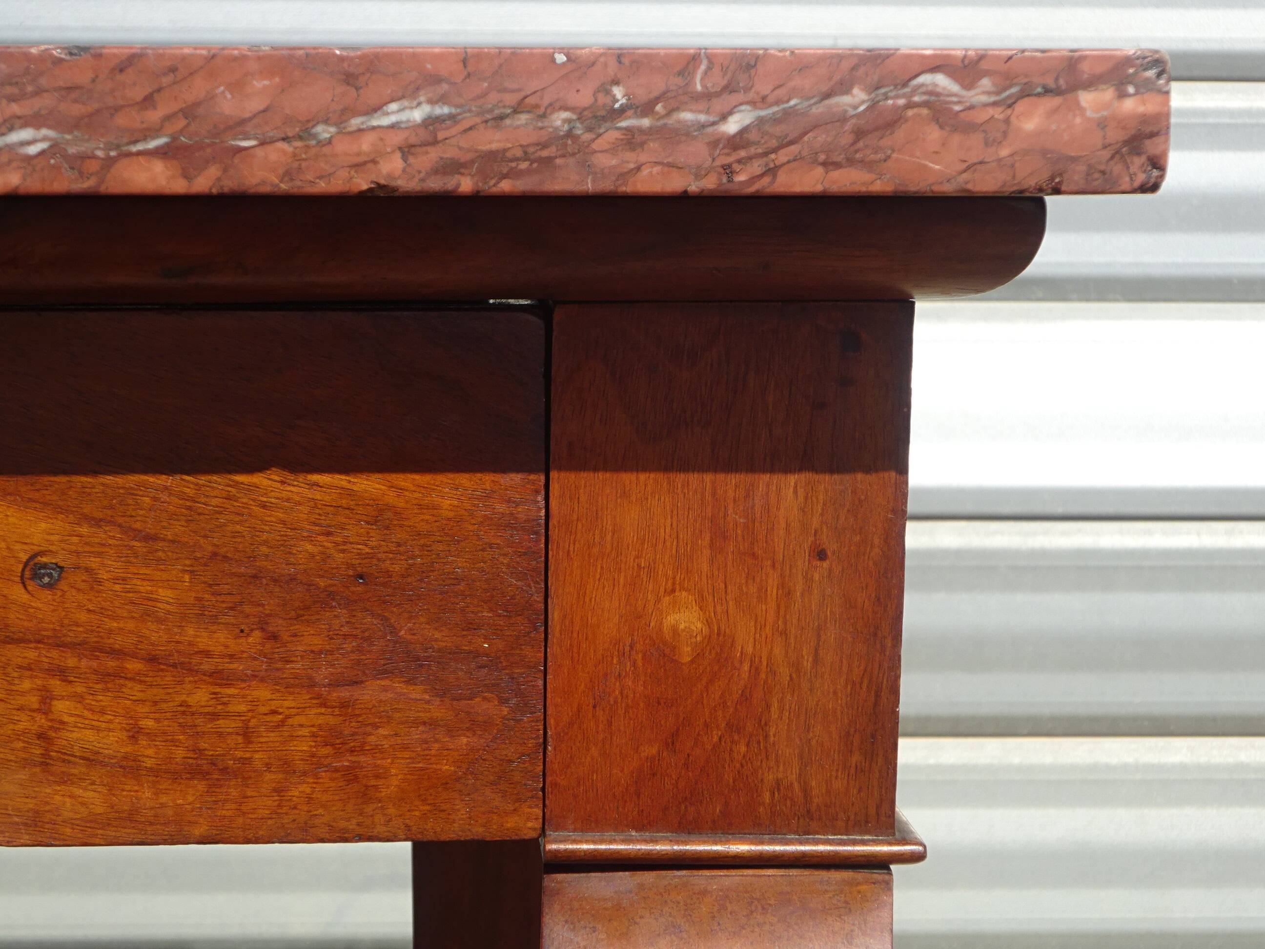 Console époque Restauration, style  Charles X en noyer avec marbre griotte
