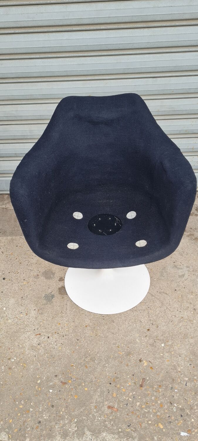 Tulip armchair by Eero Saarinen for Knoll