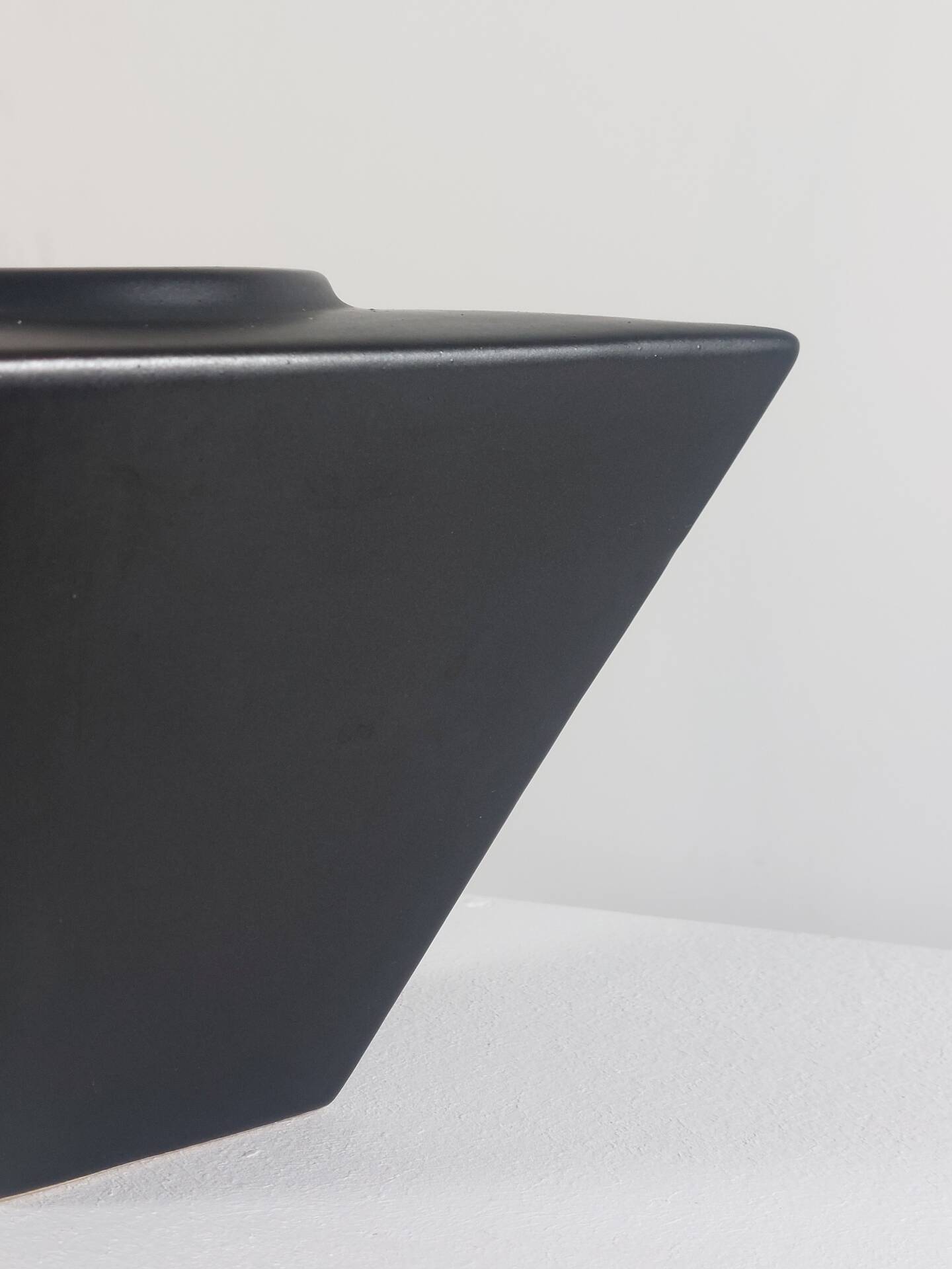 Vase en céramique postmoderne noir géométrique vintage