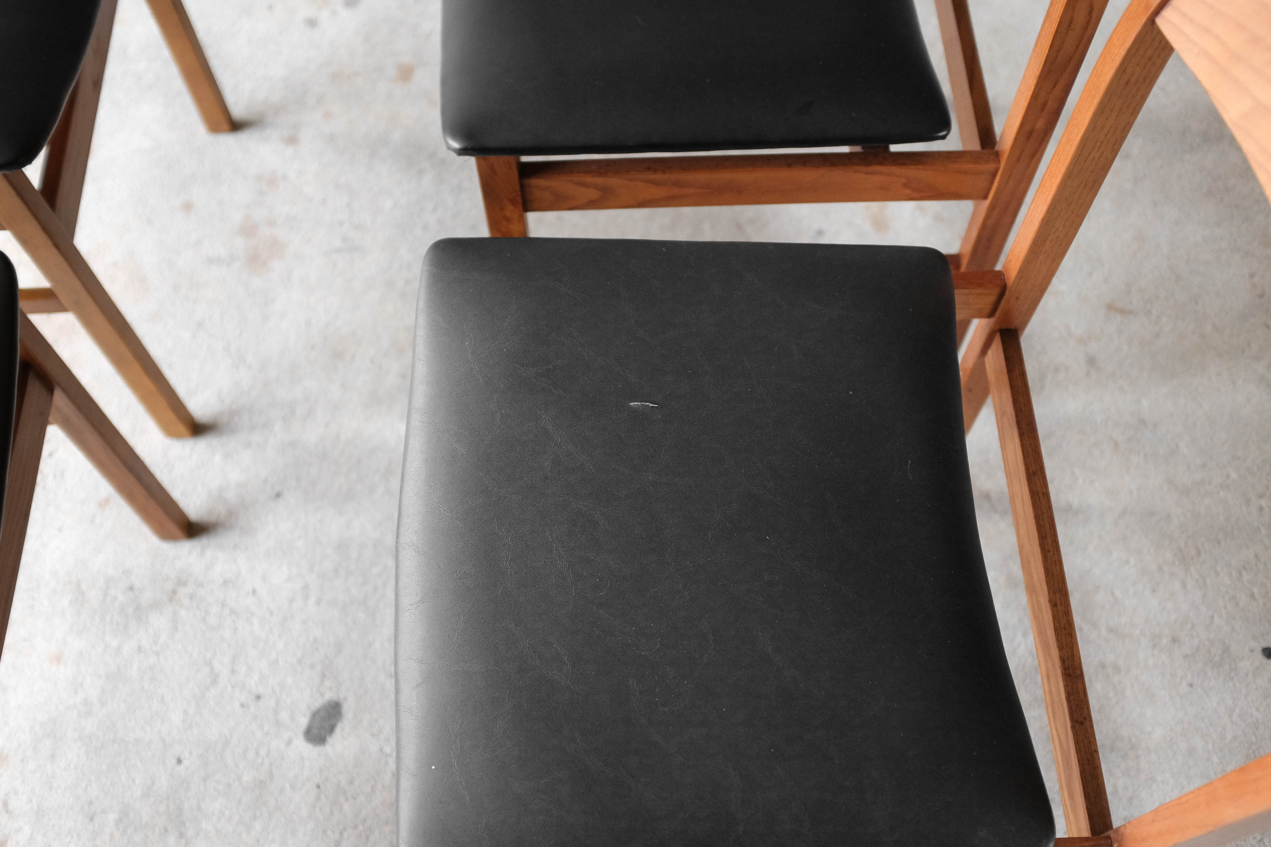 Table and 4 chairs 60