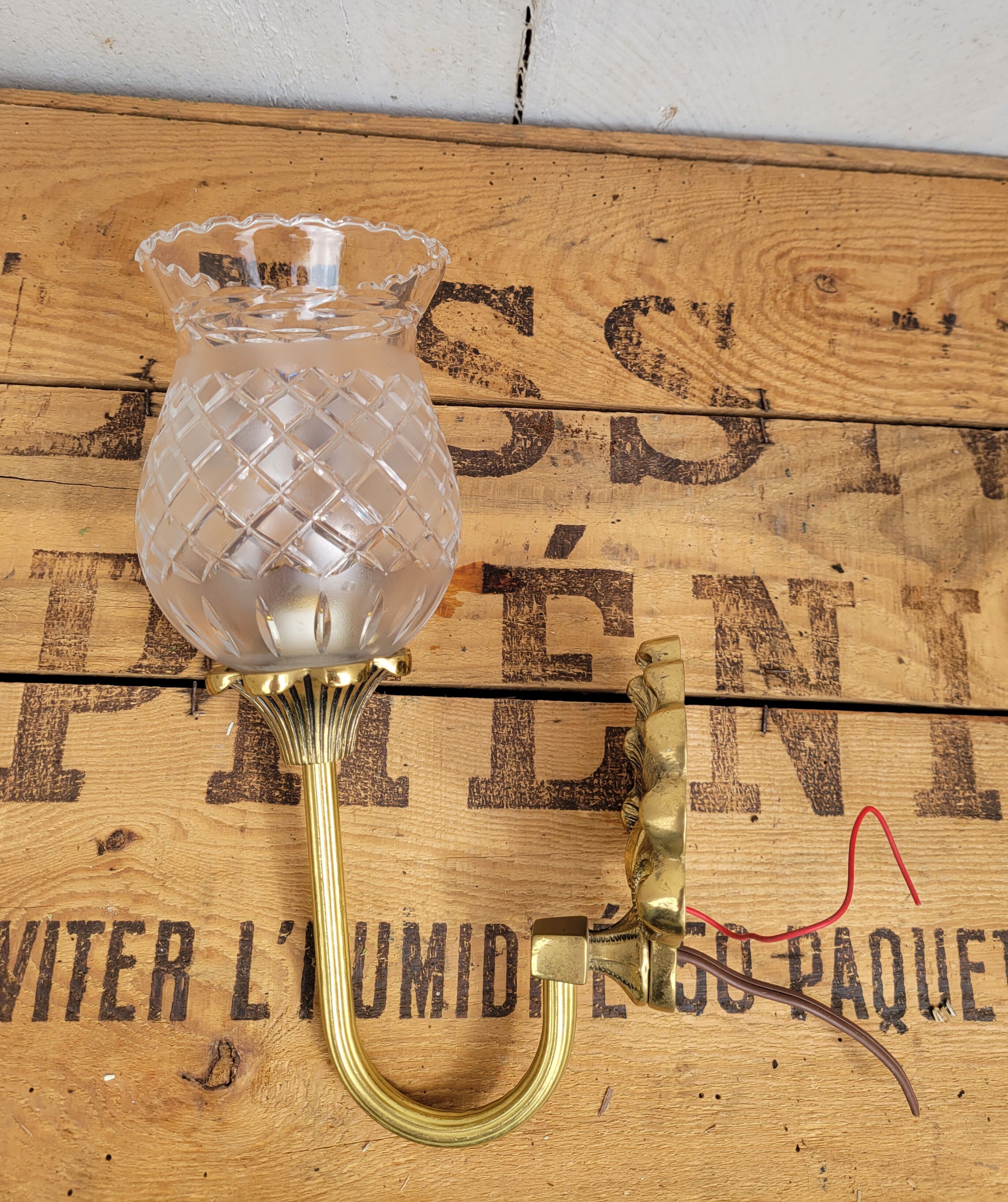 Scallops in brass and glass sconce