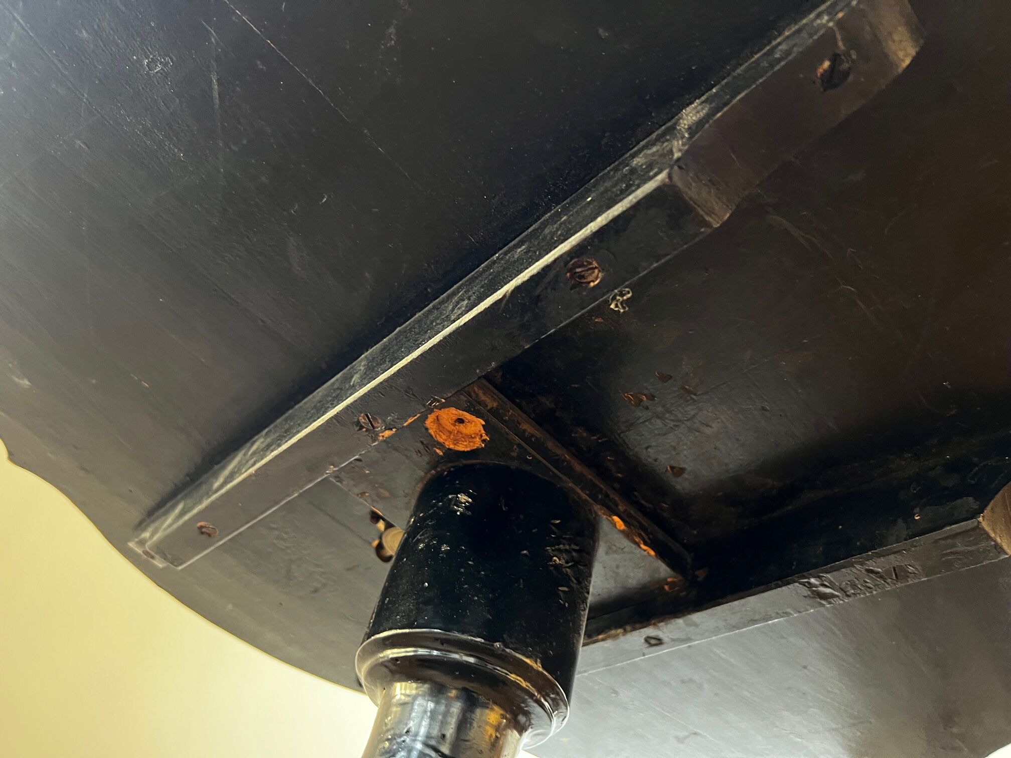 Gueridon bois laque noir Napoleon lll