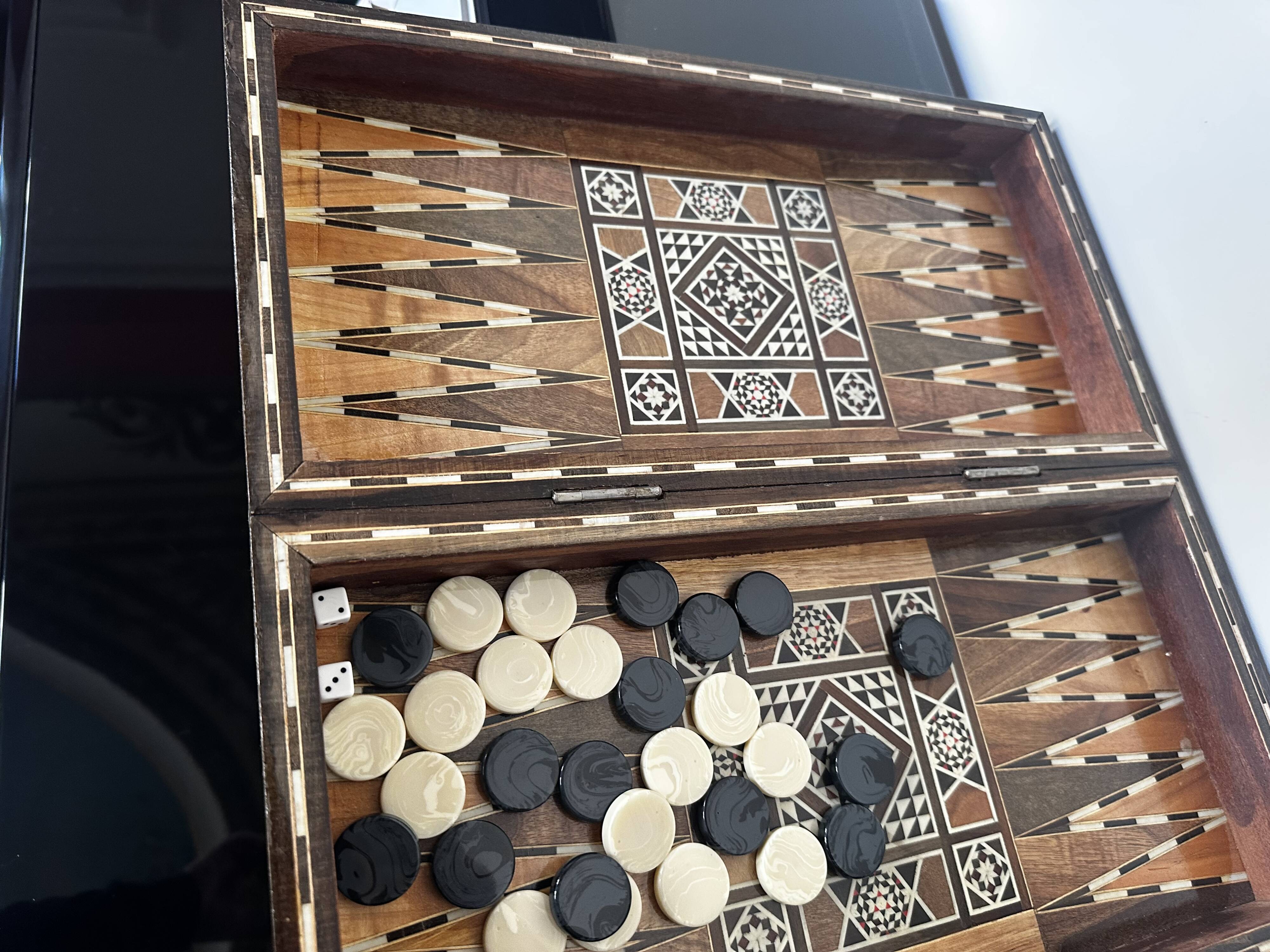 Jeu de Backgammon ancien en Bois Marqueté Syrien