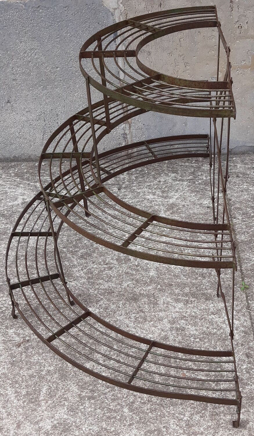 Half-moon plant holder