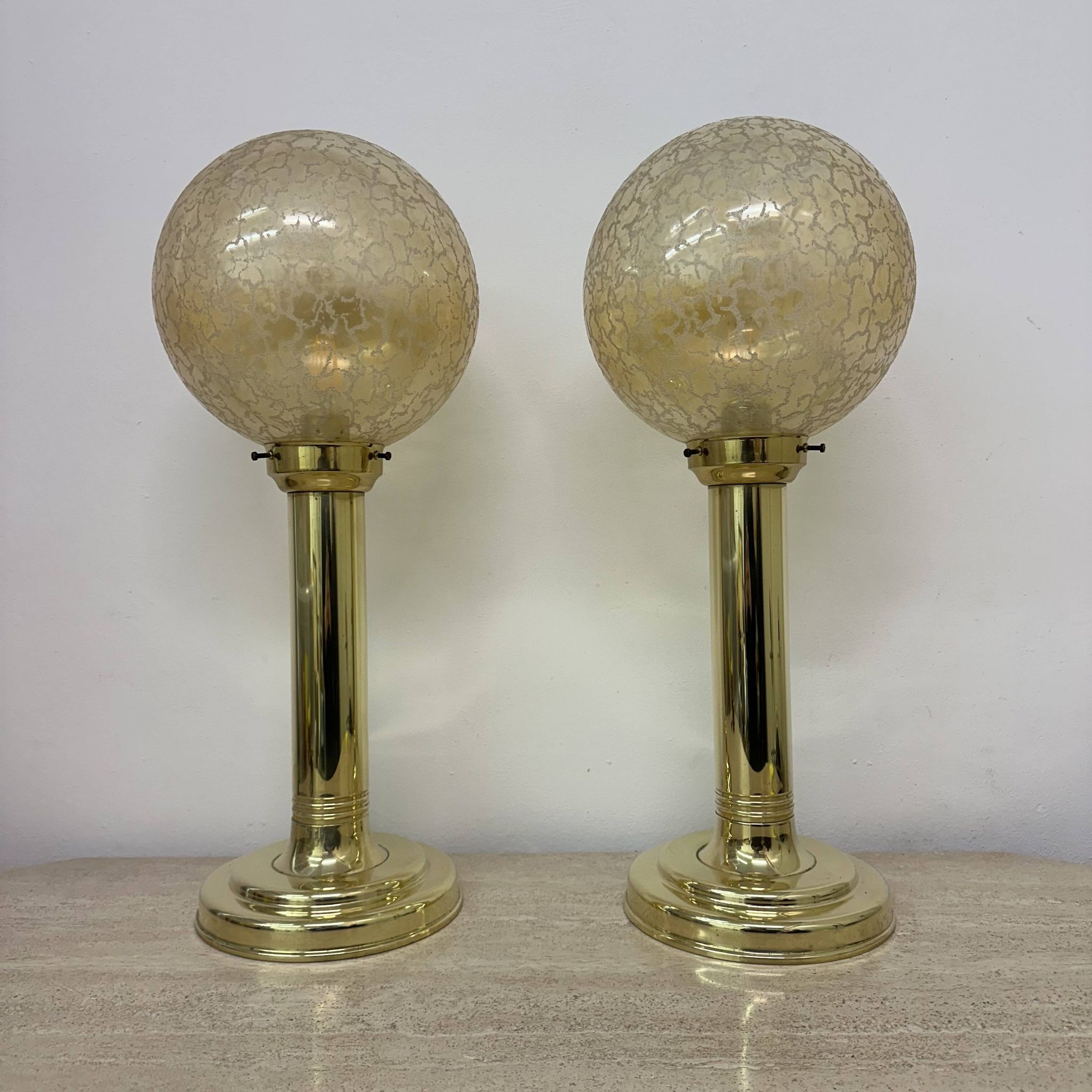 Lot de 2 grandes lampes de table globe en verre, années 1970