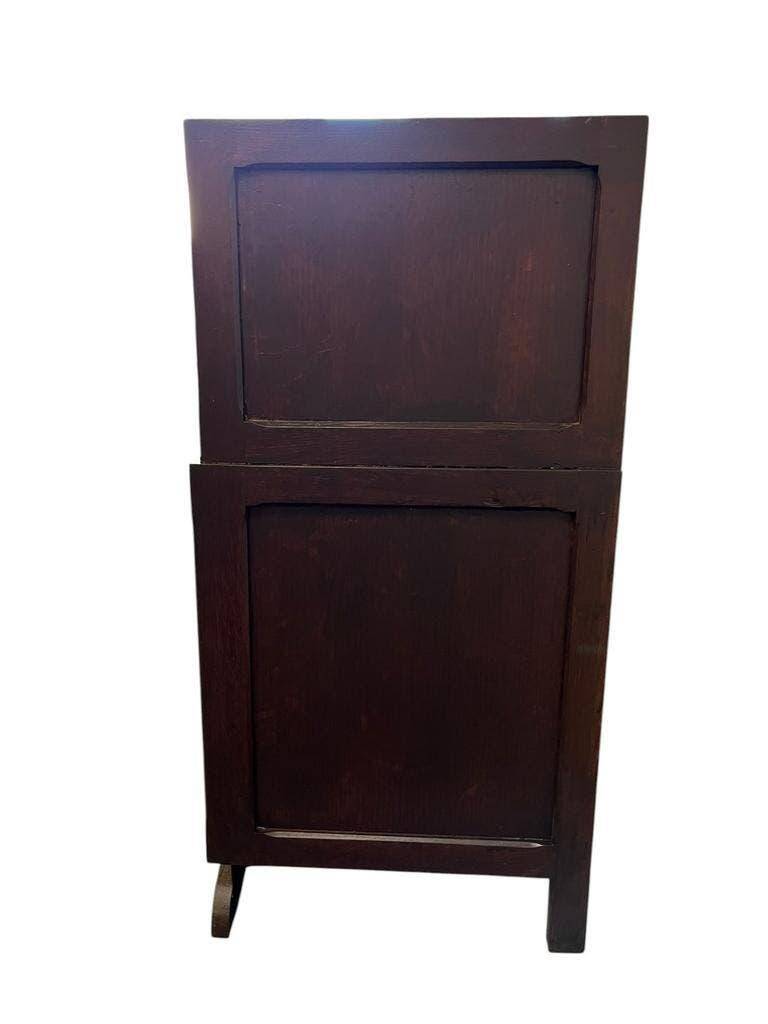 Armoire vitrine en bois vintage avec accent art déco