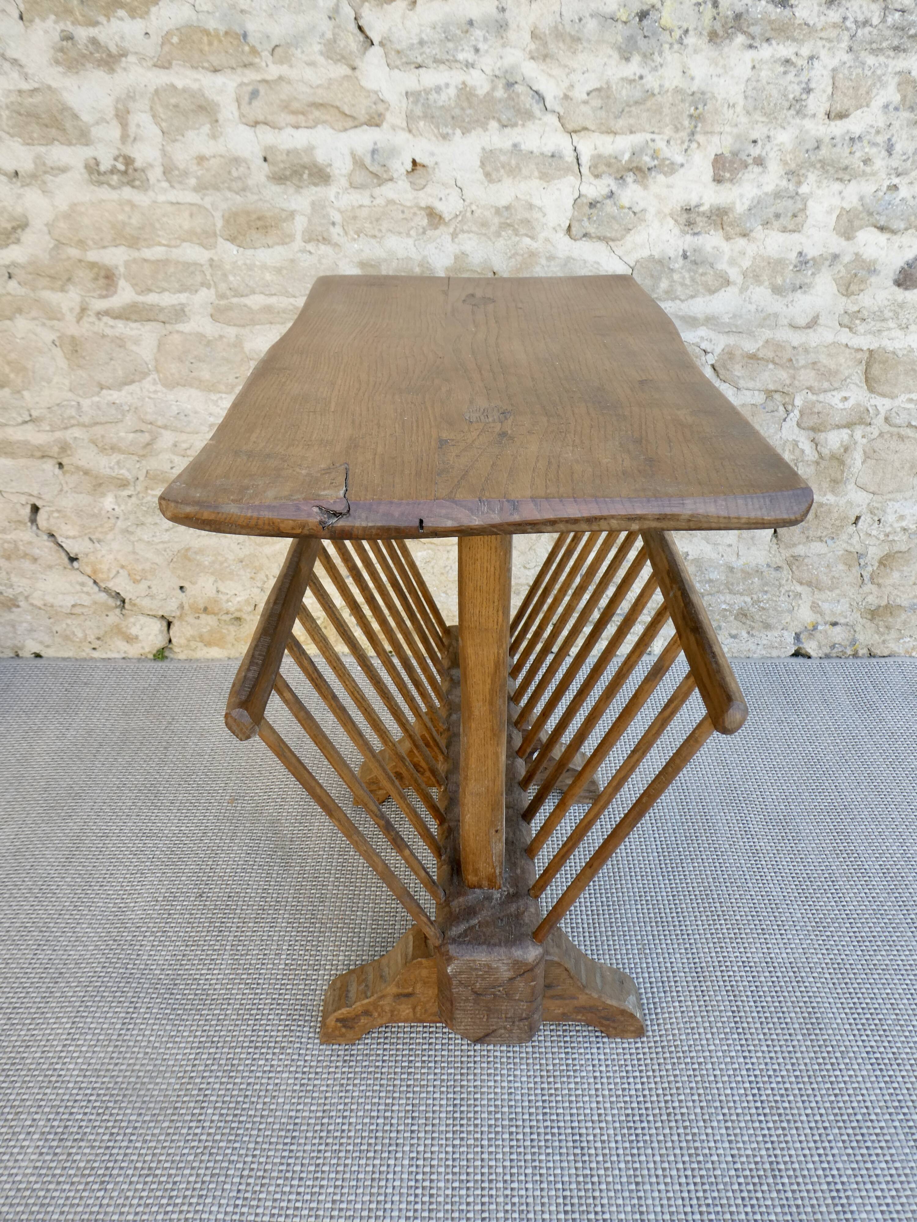 Pedestal table magazine in carved wood with gouge, mountain