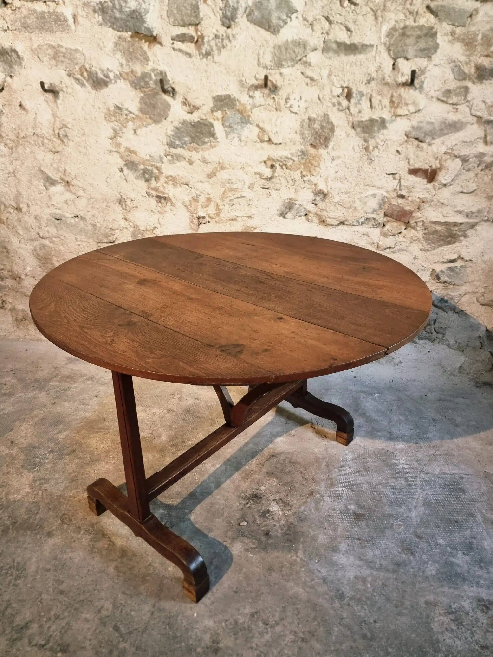 Antique French oak wine table – Loire region – Tilting top – 107 cm diameter