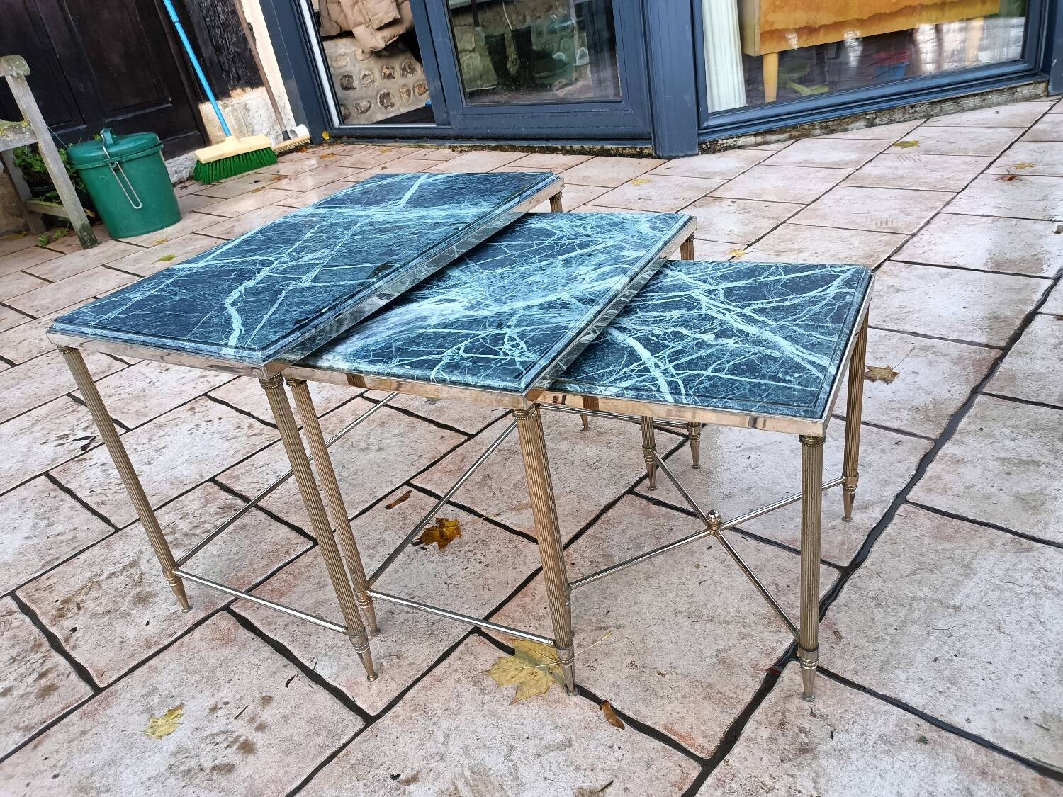 Table gigogne ancienne avec plateau marbre