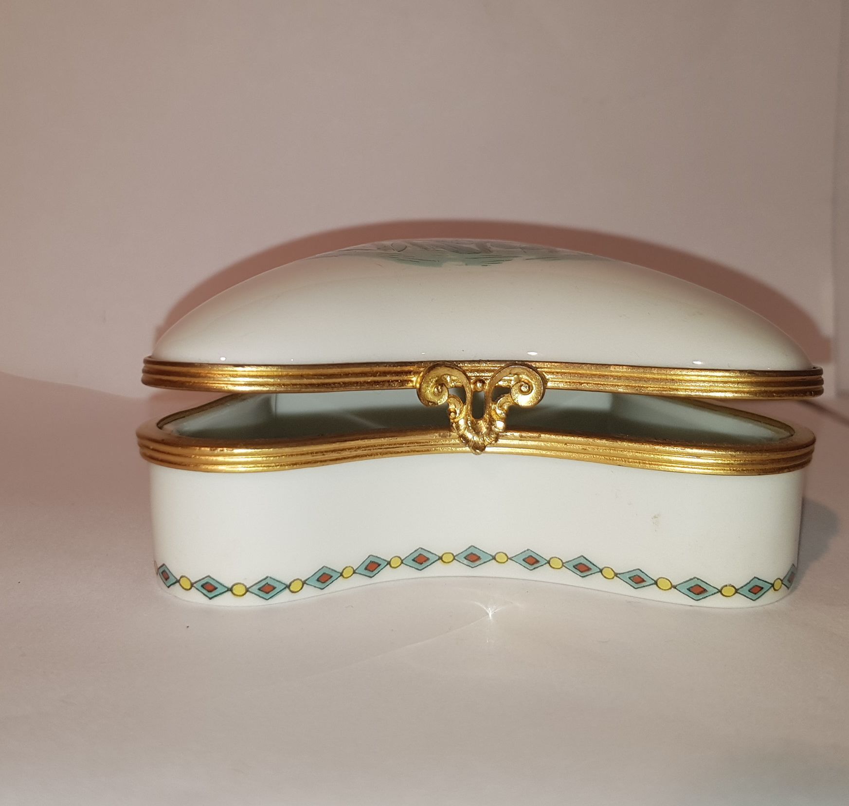 Porcelain box