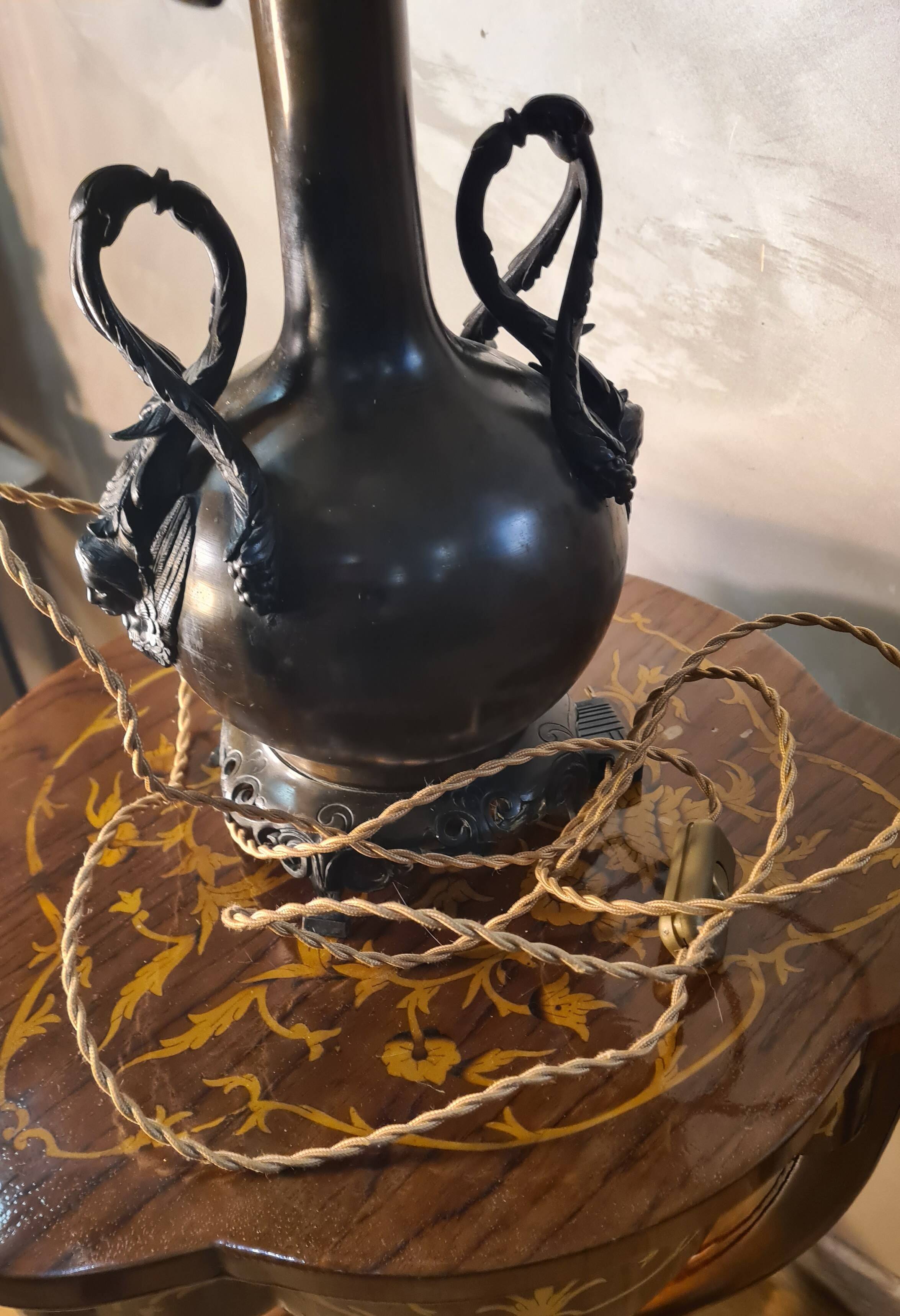 Caryatid lamp in bronze from 1900, Art Nouveau style, with a beautiful glass shade.