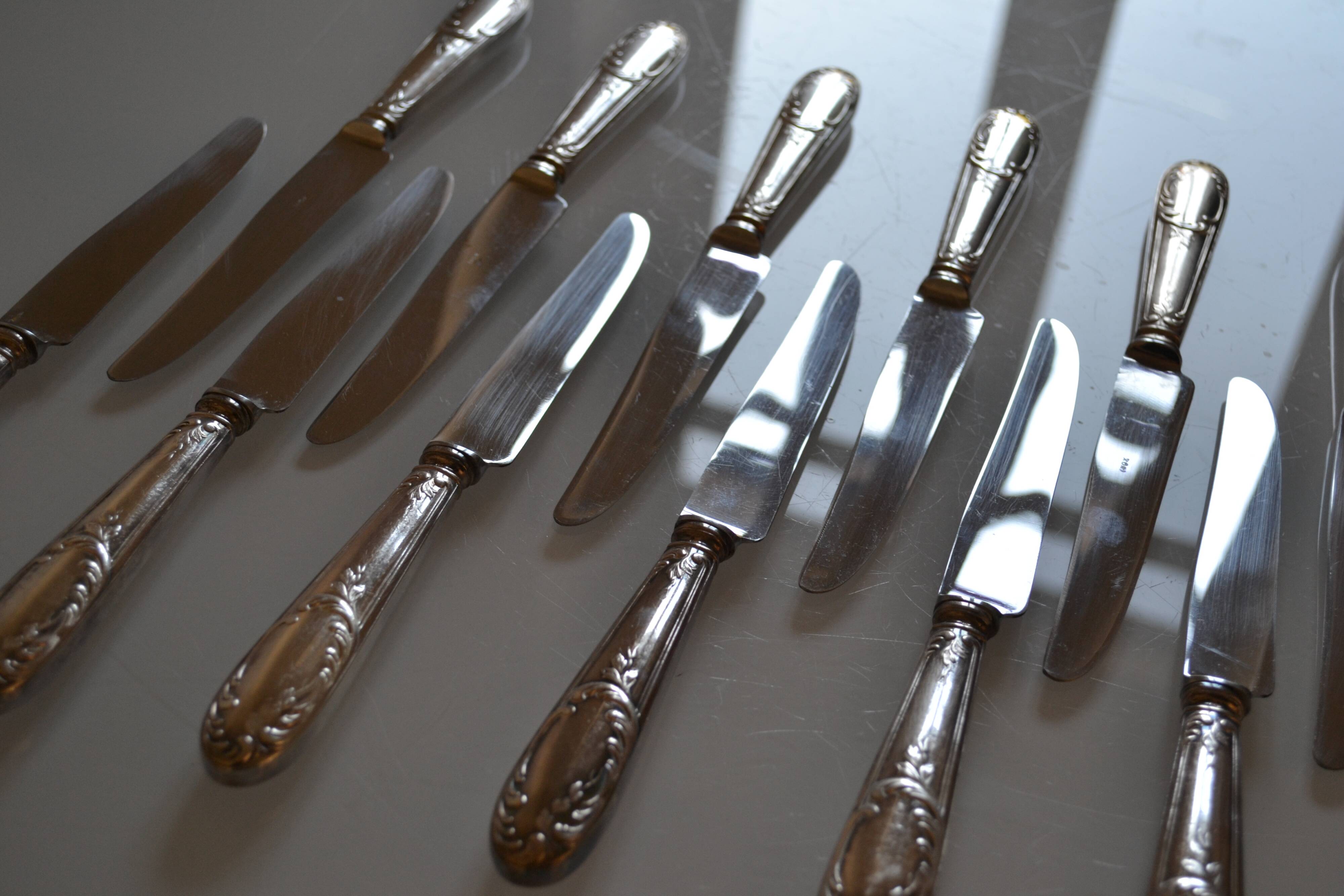 12 silver metal table knives 25.5 cm