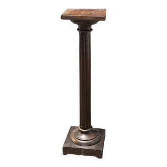 Grande colonne en bois stèle