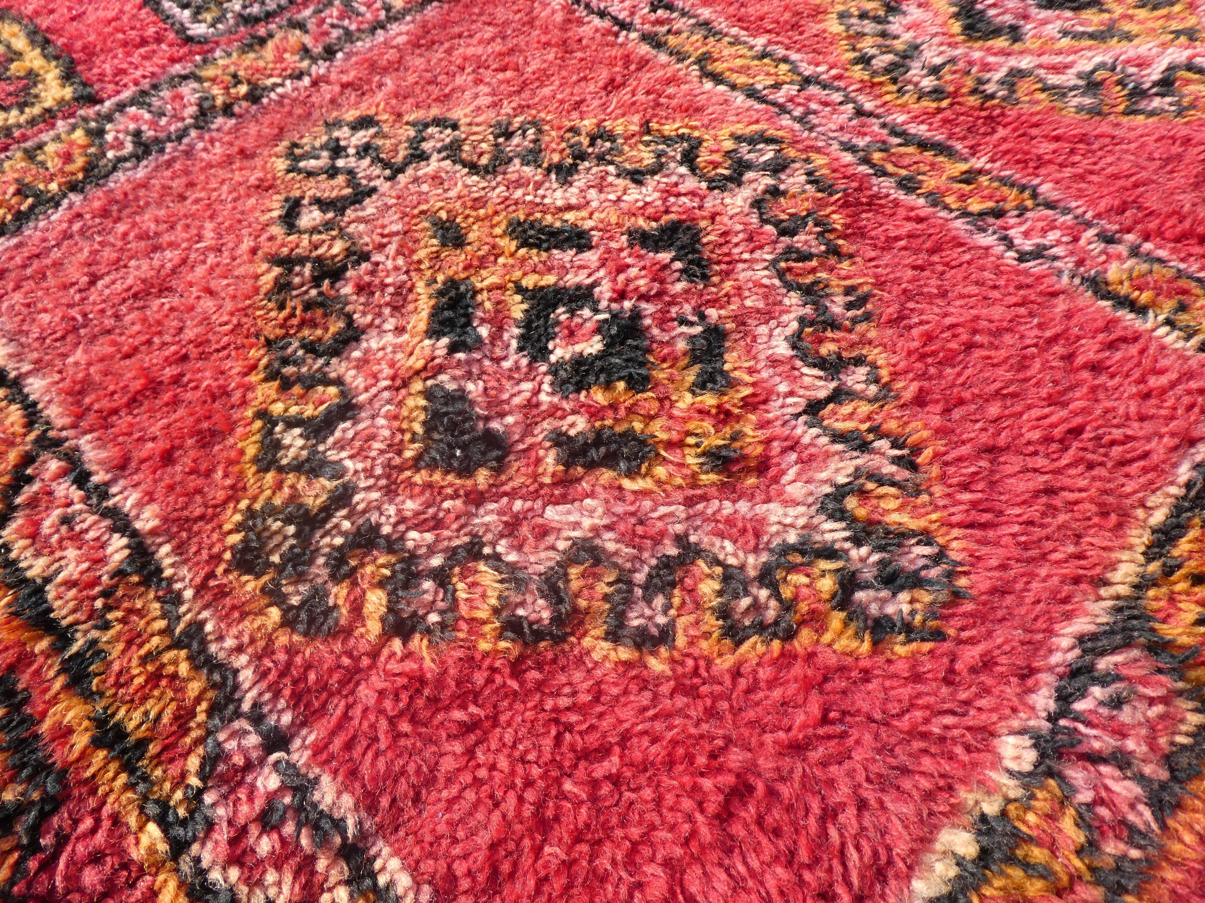 Tapis berbère marocain vintage Boujaad de Khenifra 250x120 cm