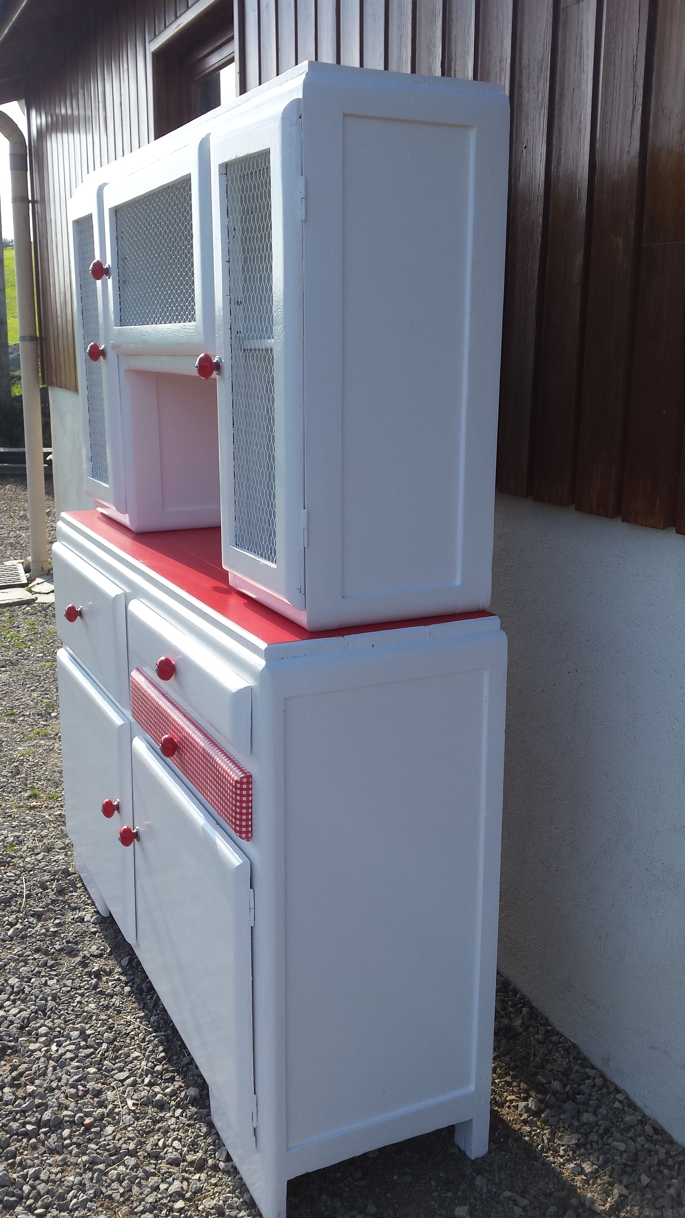 White mado buffet, red handles and tray, hen grill