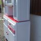 White mado buffet, red handles and tray, hen grill