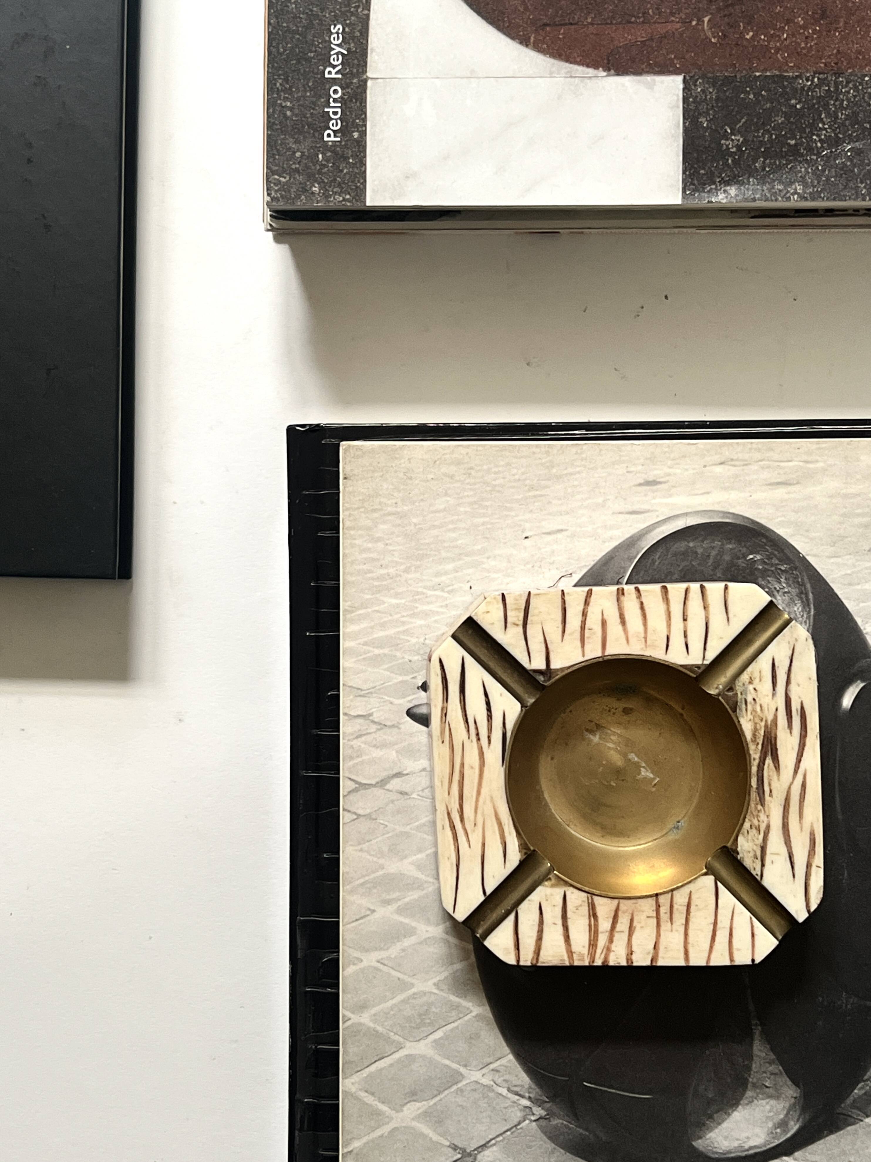 Italian ashtray in ivory zebra resin and brass, 1970s design.