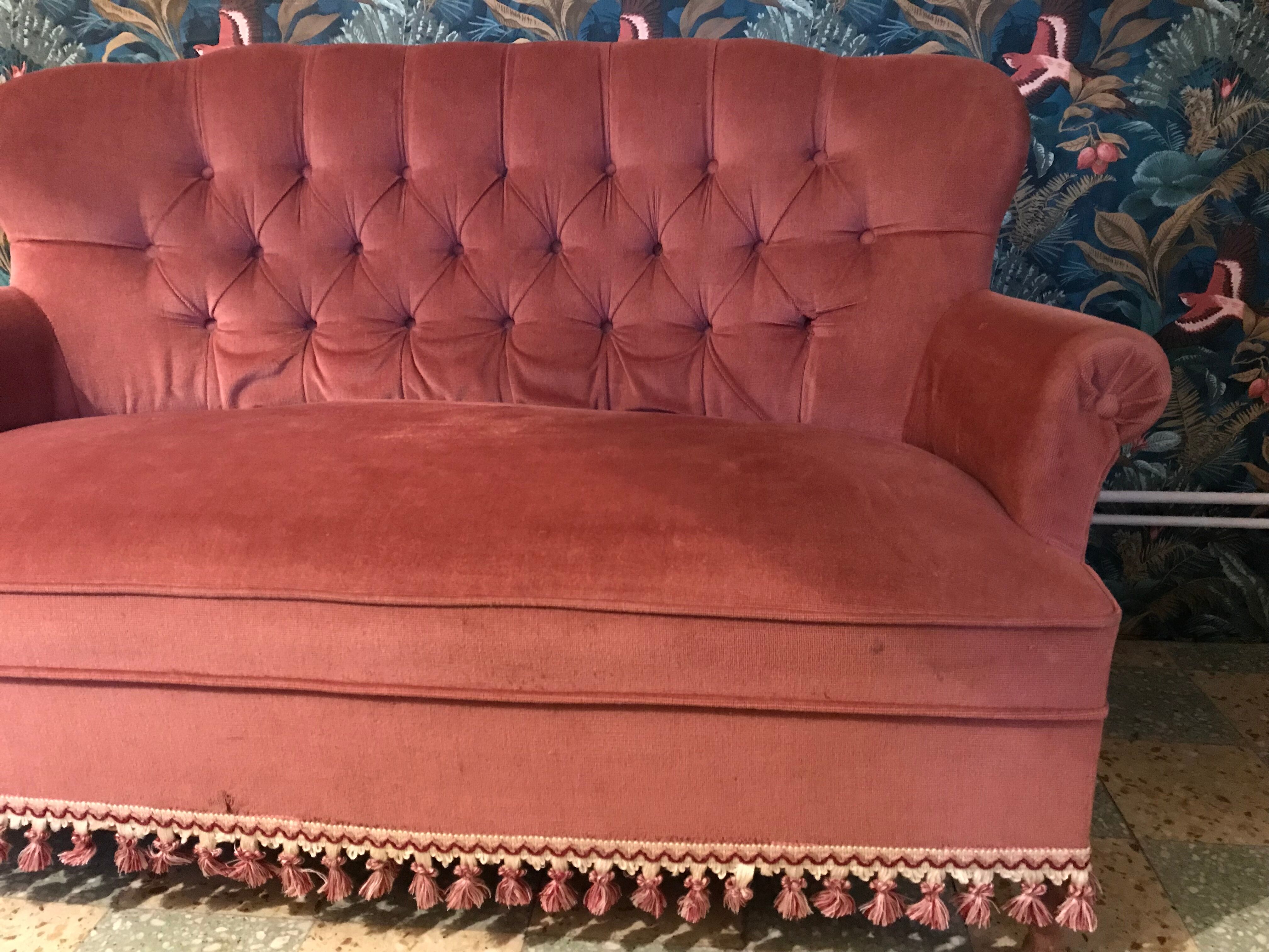 Sofa padded in old pink velvet