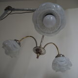 Suspension 3 feux en laiton et globe en verre blanc des années 1950-1960