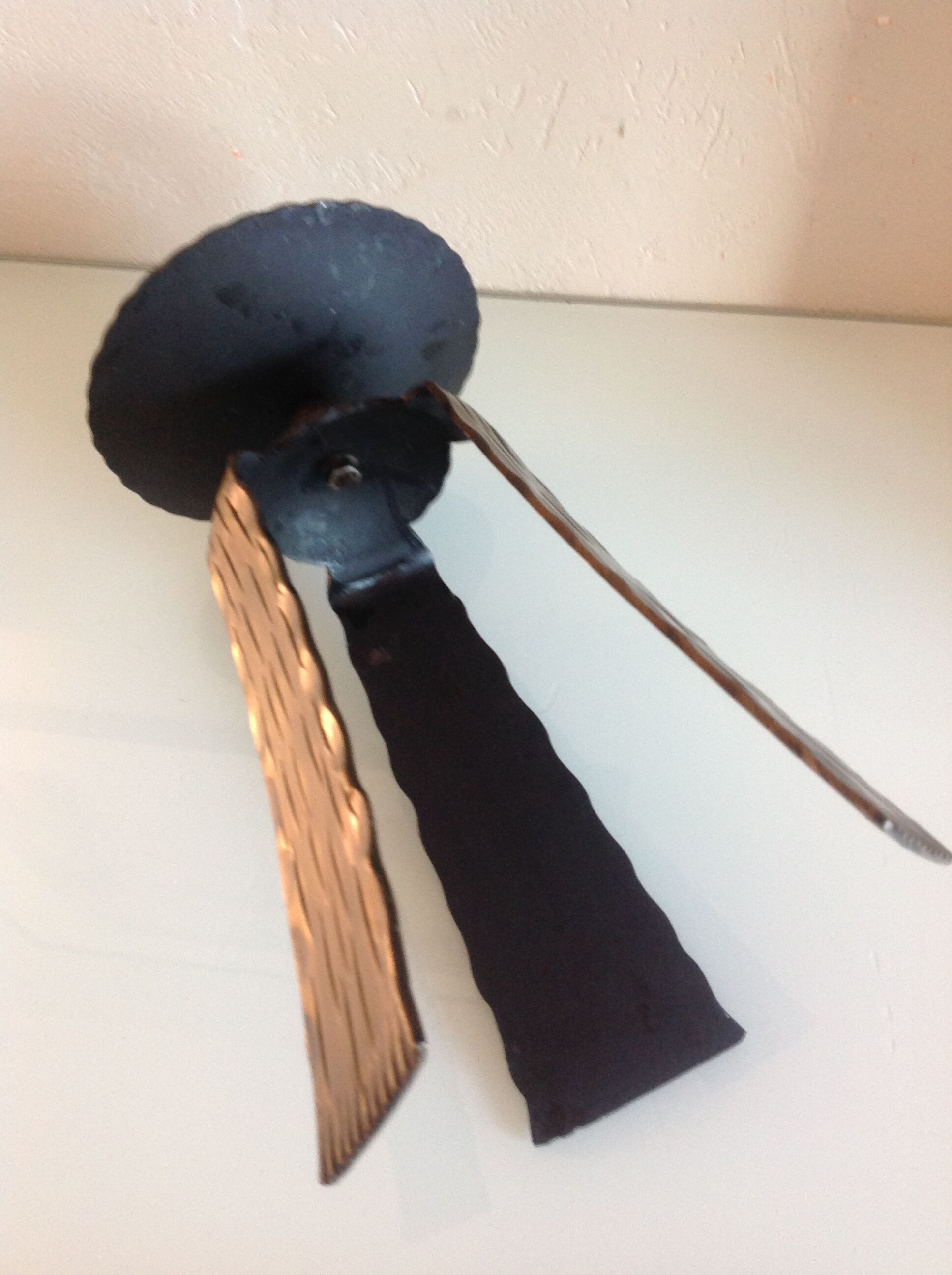 Brutalist candle holder tripod in golden metal / vintage 60s-70s