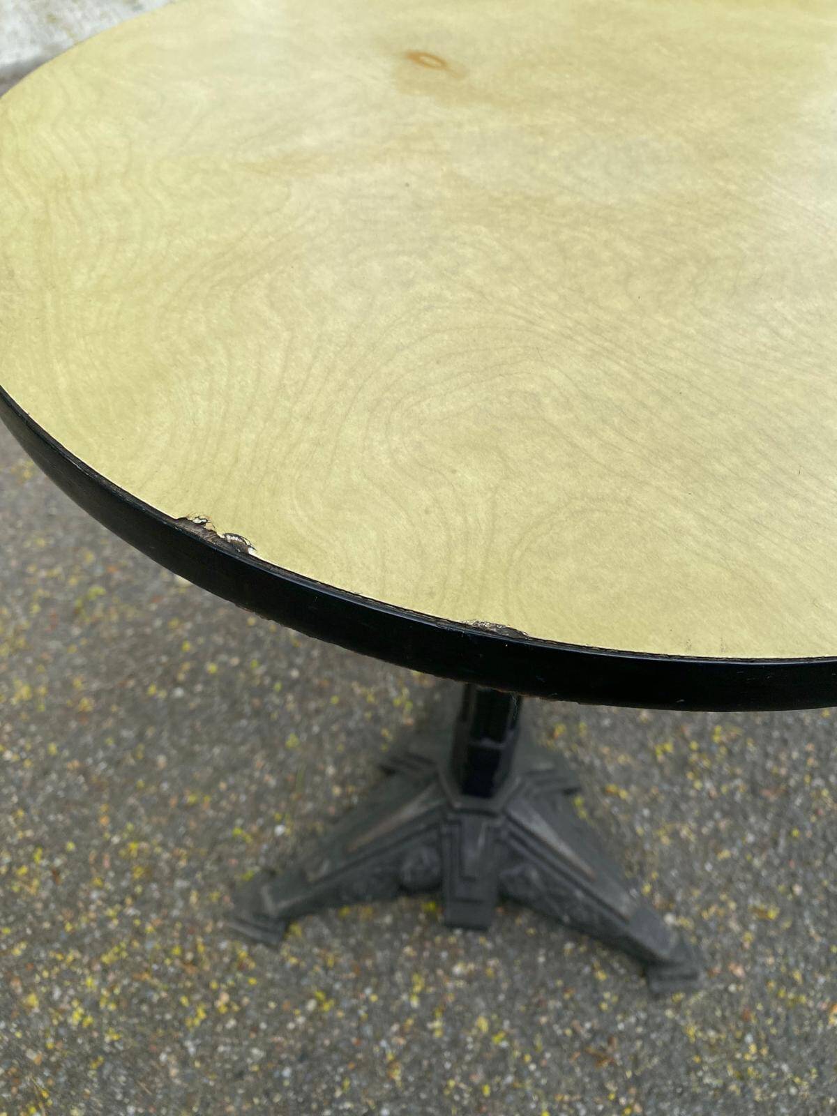 Round bistro table in cast iron and Bakelite, Louis Vuitton style, 1930s.