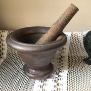 Mortier en fonte et pilon en bois
