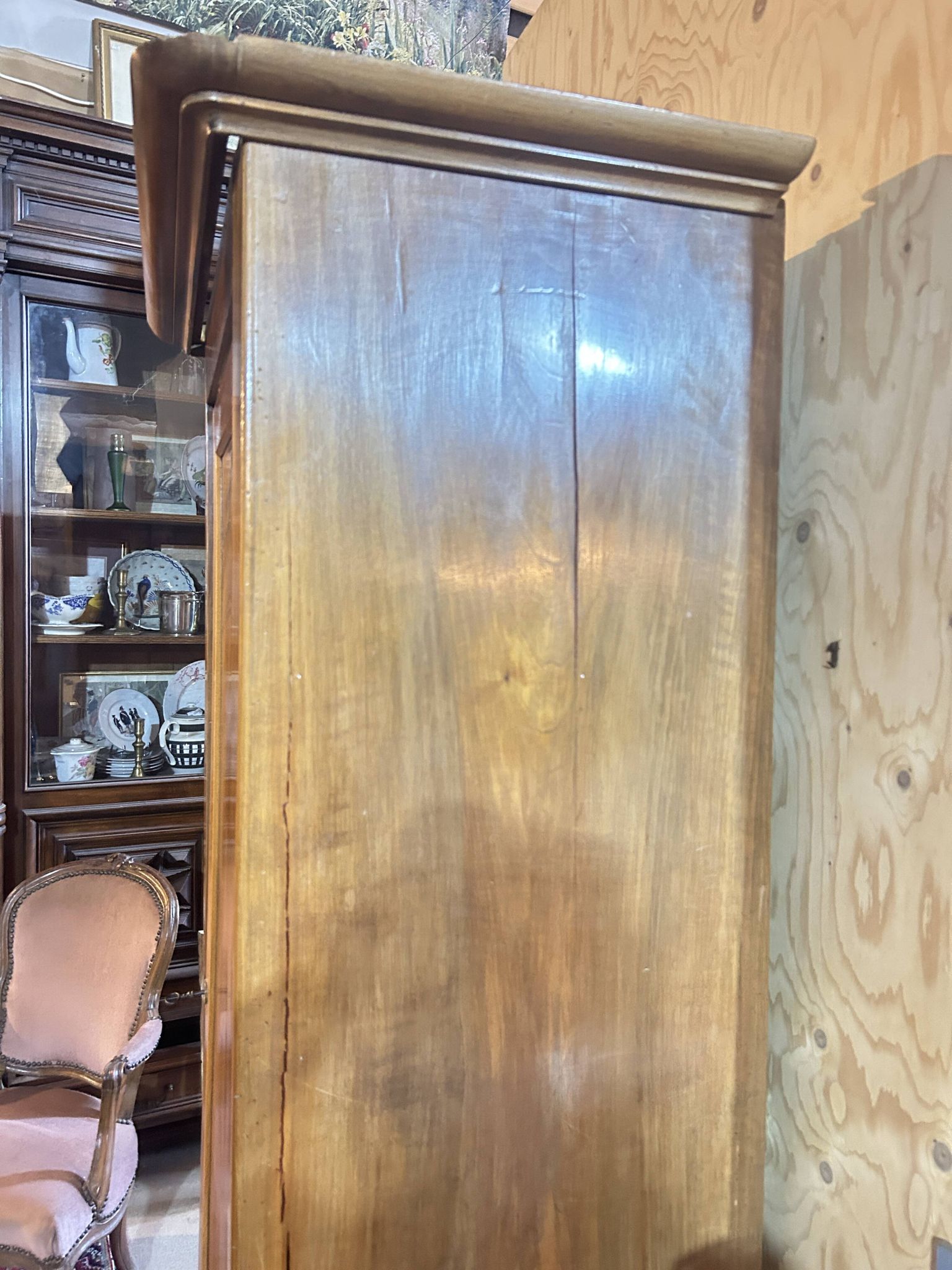 Homme debout, armoire 1 porte Louis Philippe