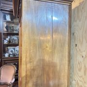 Homme debout, armoire 1 porte Louis Philippe