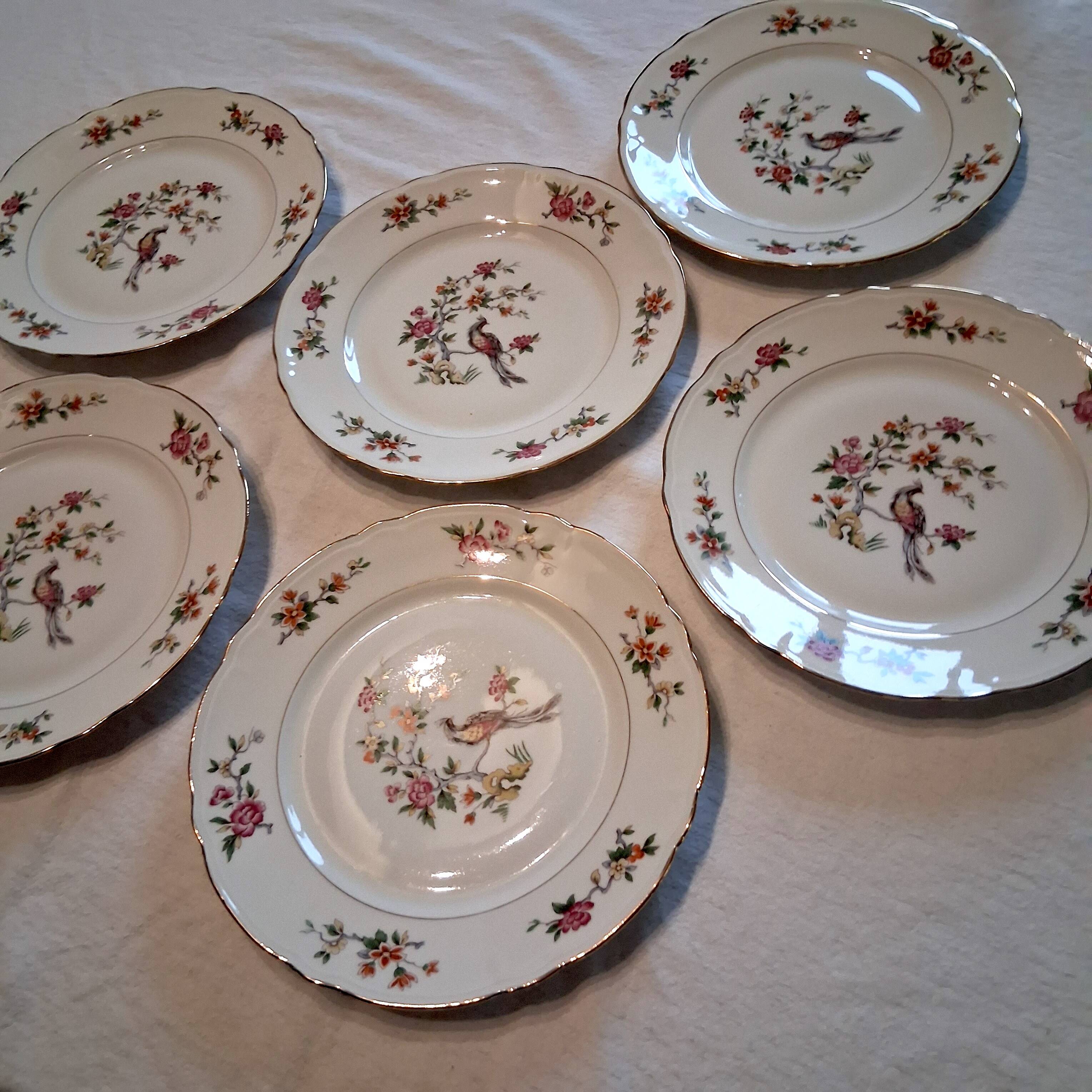 6 flat plates made of genuine porcelain in very good condition.