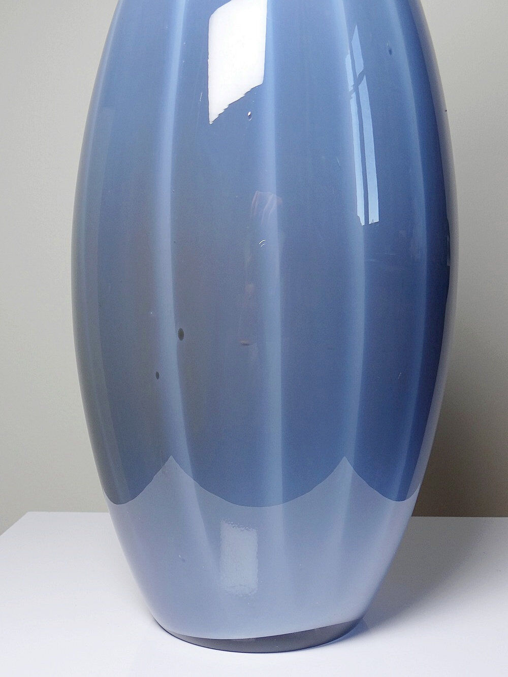 Vintage pear-shaped vase in smoked glass, lined with opaline, Murano bubble glass.