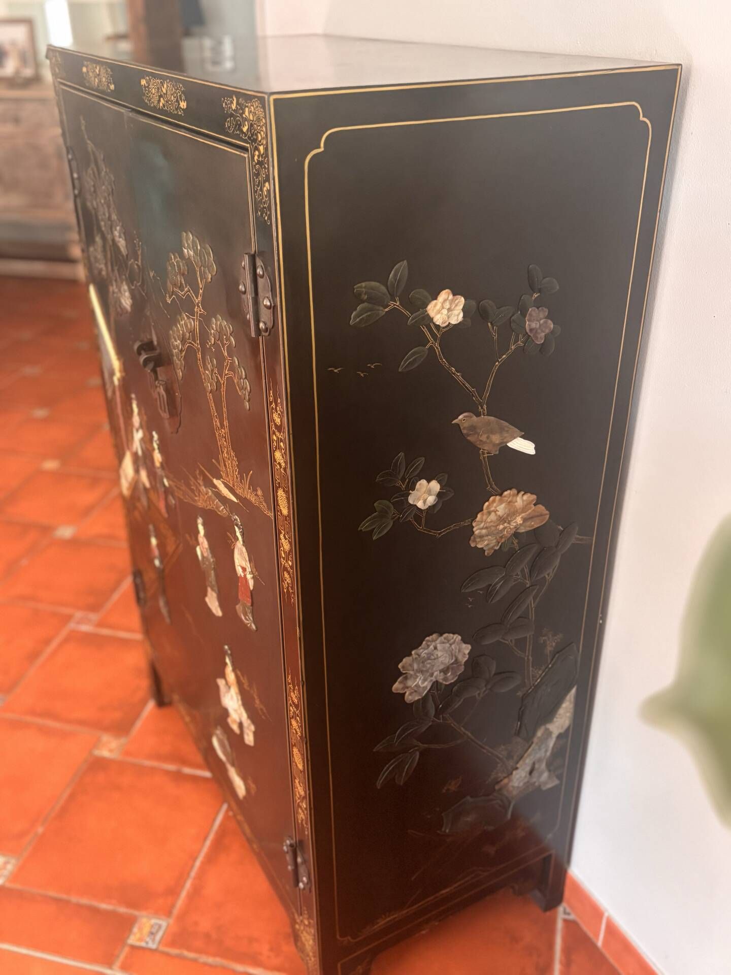 Magnifique cabinet chinois laqué noir et or