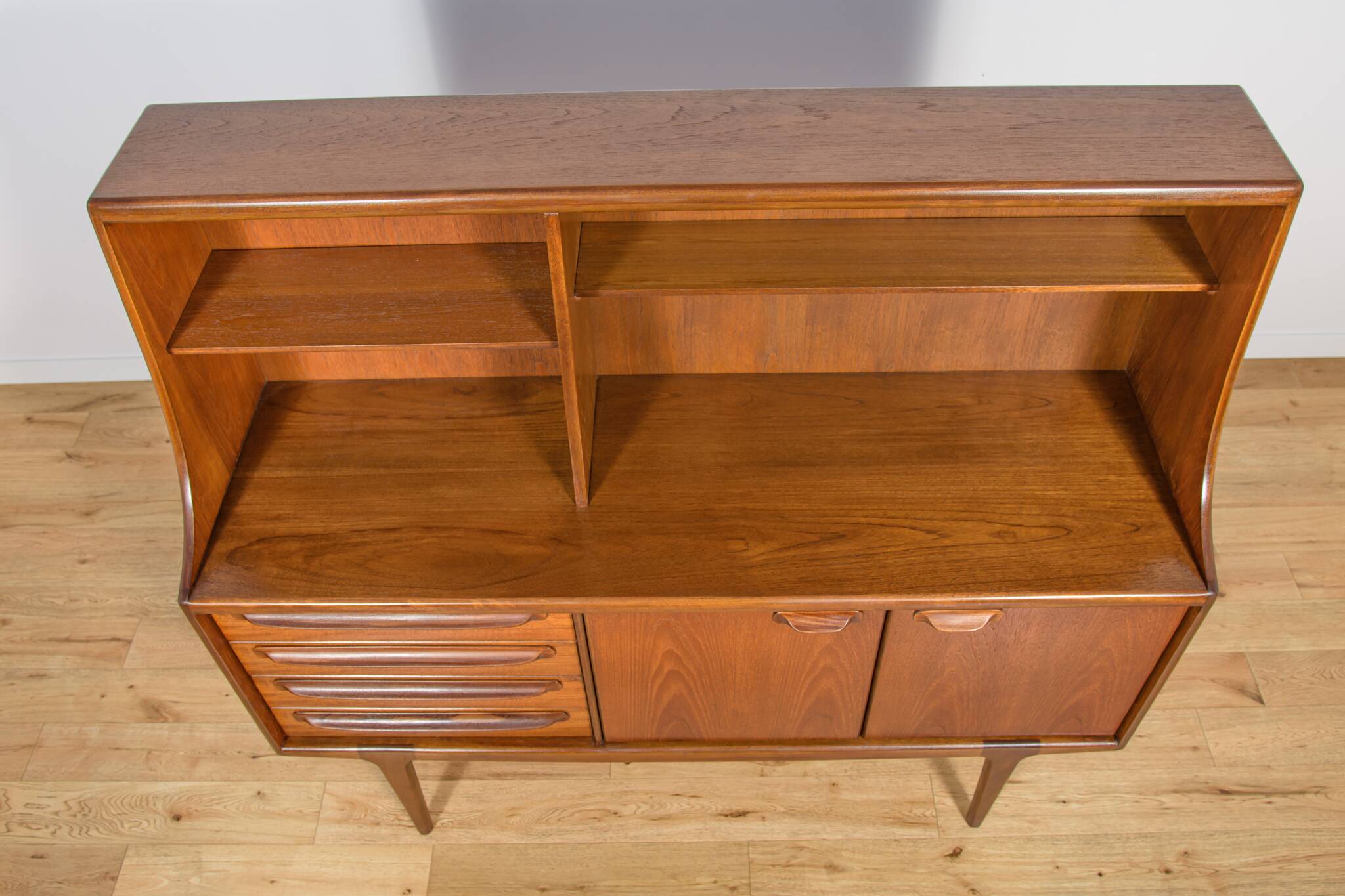 Buffet haut en teck des années 60 par John Herbert pour A. Younger Ltd.