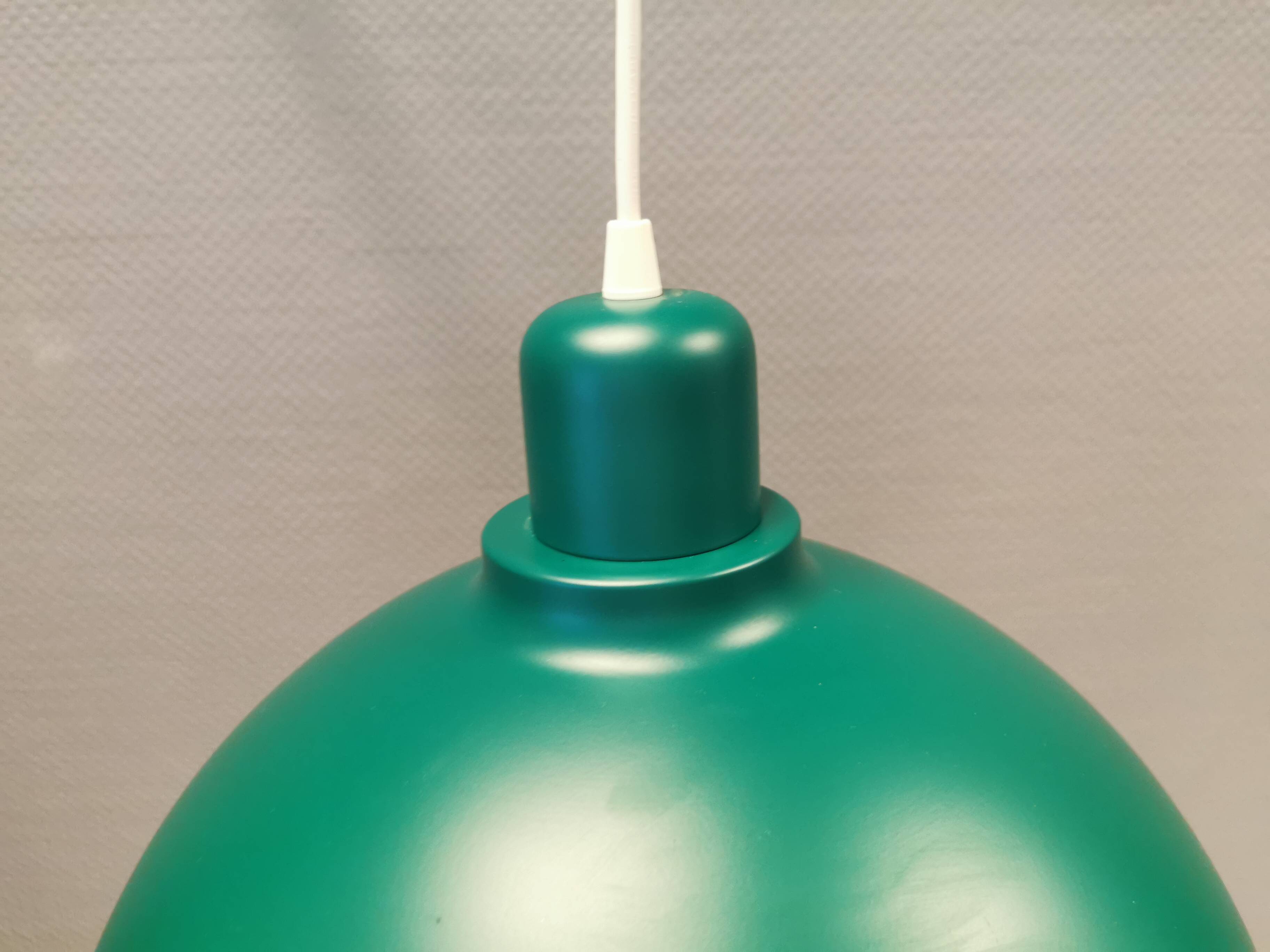 Une belle suspension industrielle en métal (pas en aluminium) de belle couleur verte