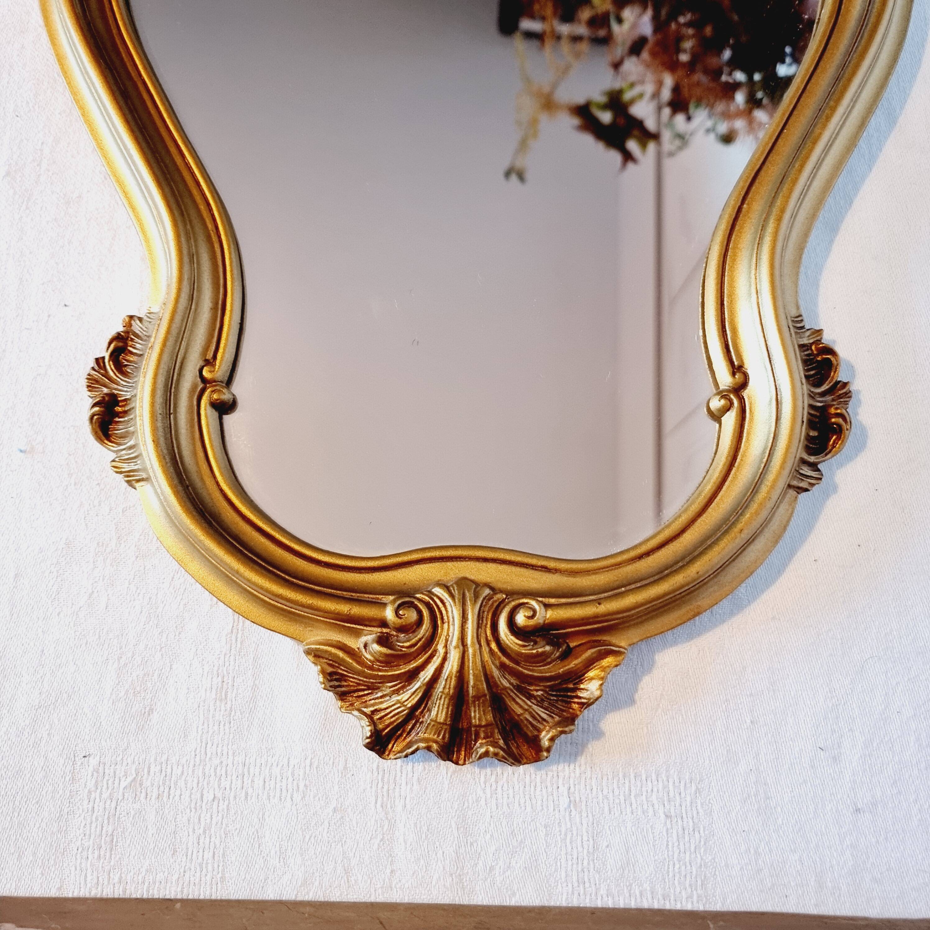 Miroir mural et console dorés de style baroque
