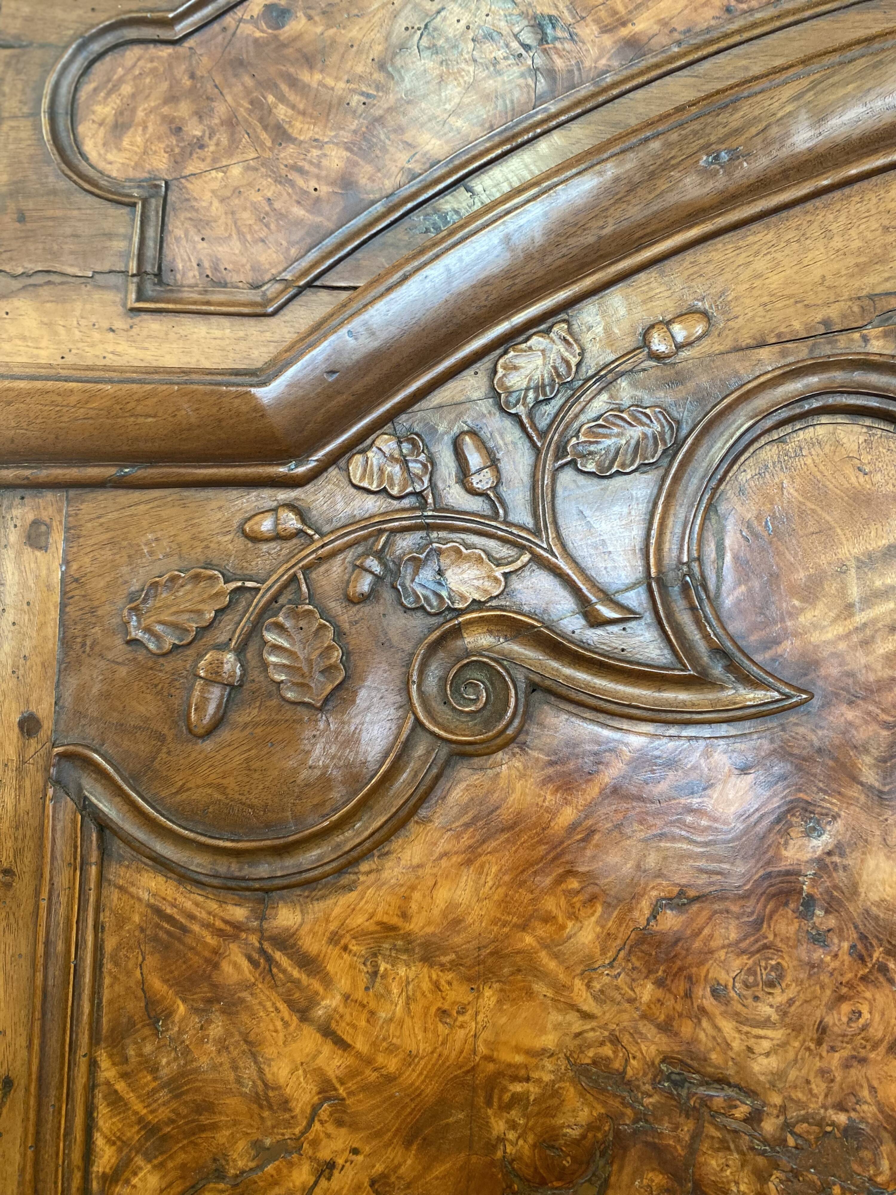 Bressane wardrobe with arched cornice, walnut and fresne magnifying glass.