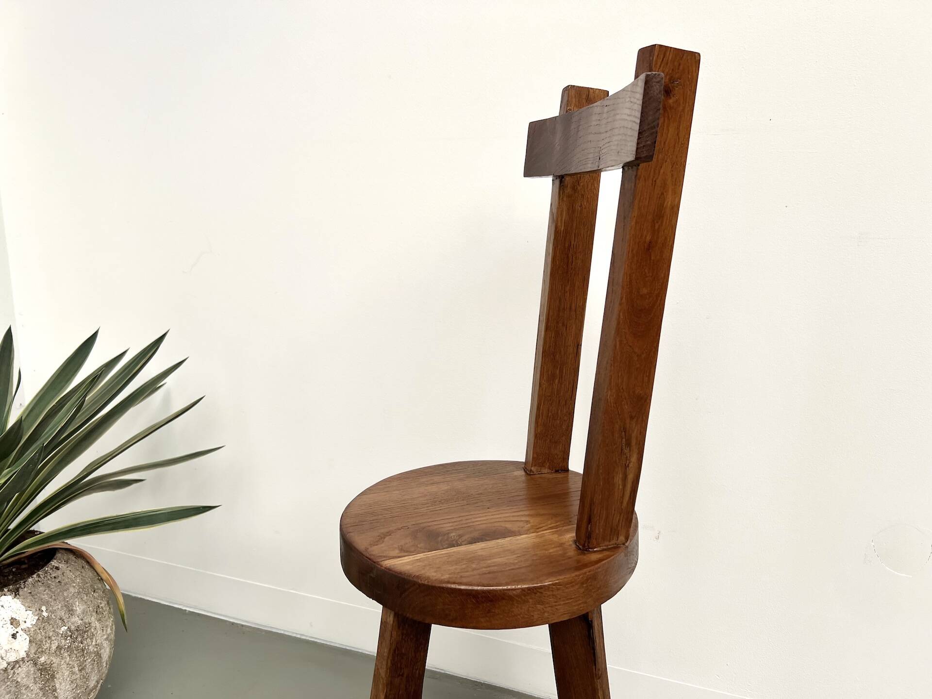 Brutalist chair in solid oak, 1900