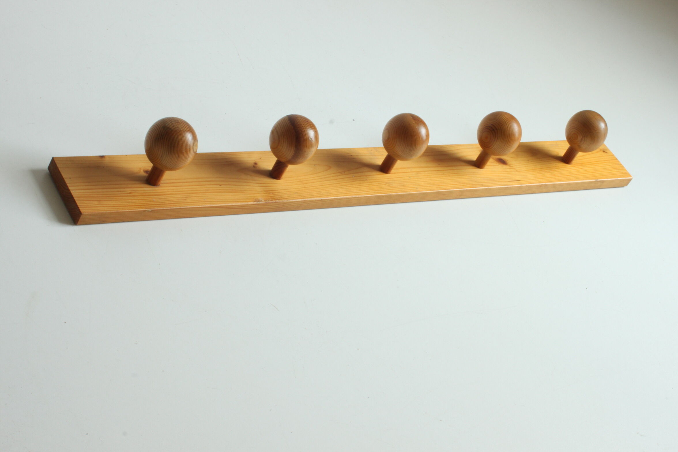 Scandinavian pine wooden ball shaped coat hooks, 1970s.