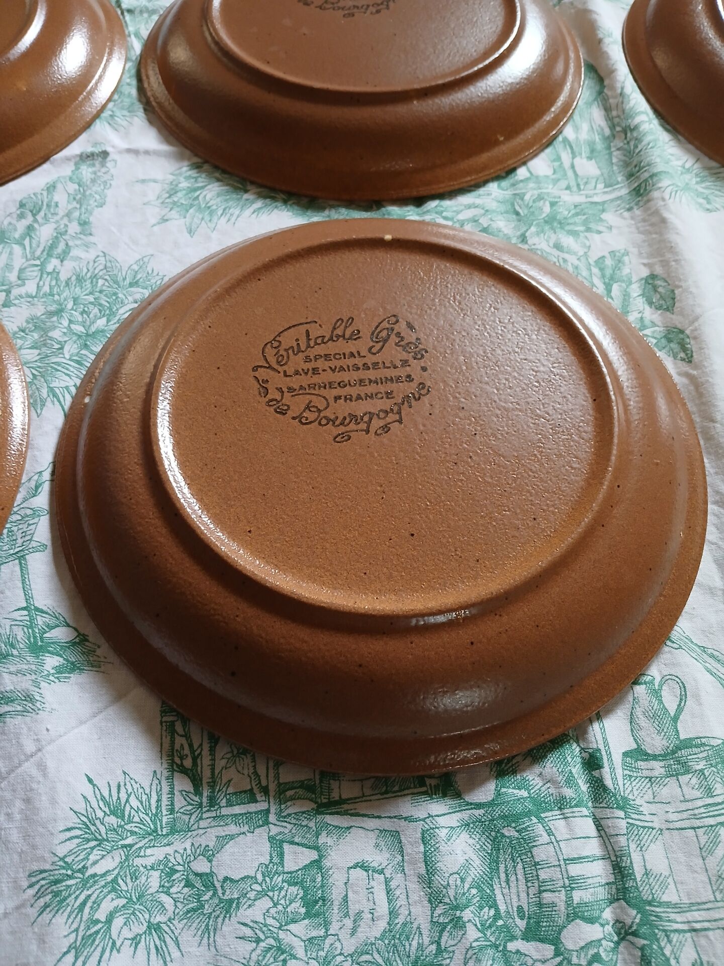 9 flat plates in Sarreguemines stoneware